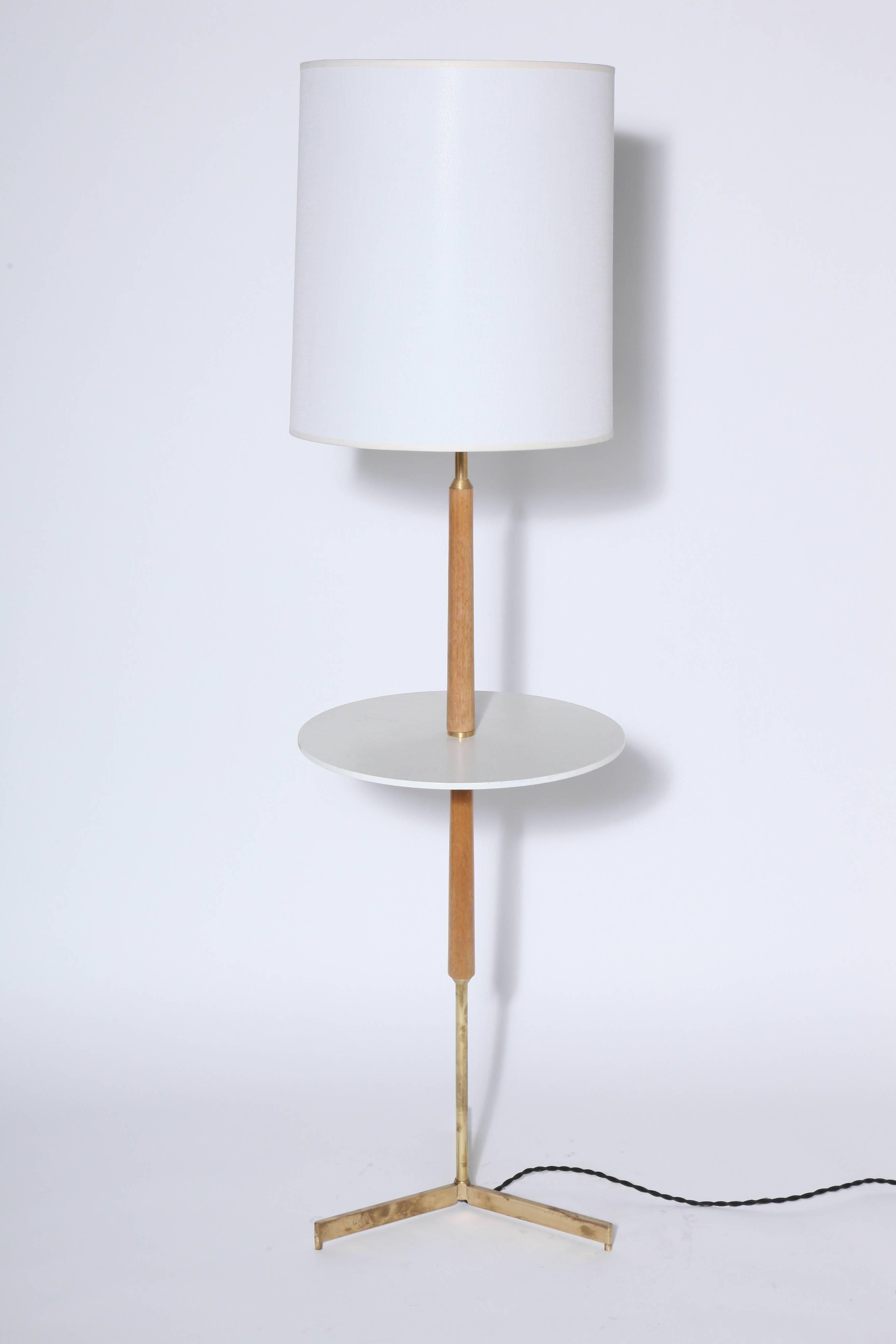 Mid-20th Century McCobb Style Bleached Mahogany, Micarta & Brass Side Table Floor Lamp, 1950's For Sale