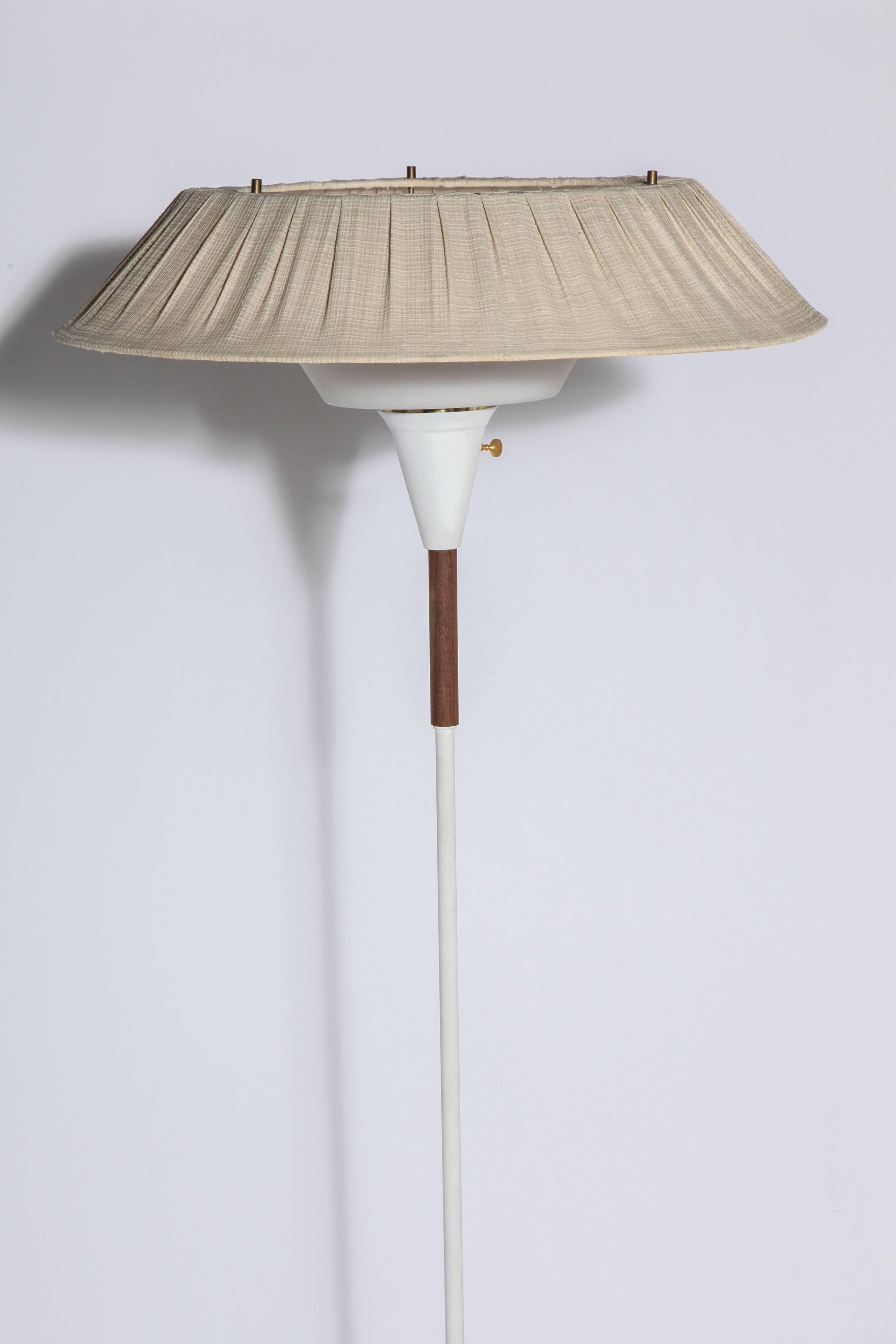 Lampadaire de lecture à double abat-jour de style Whiting en noyer et émail blanc avec accents en laiton. Whiting : colonne en métal tubulaire émaillé blanc, col conique, poignée en noyer et 2 abat-jour. OMBRE INTÉRIEUR : cône intérieur large et