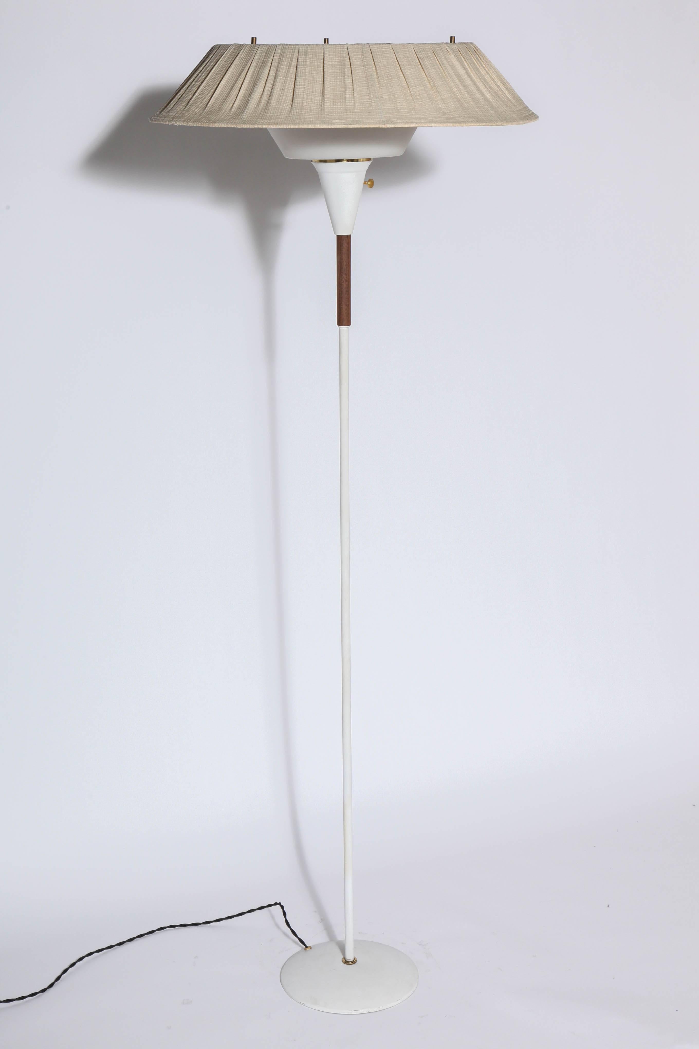 Mid-Century Modern Grand lampadaire en noyer et émail blanc avec double abat-jour, années 1950 en vente