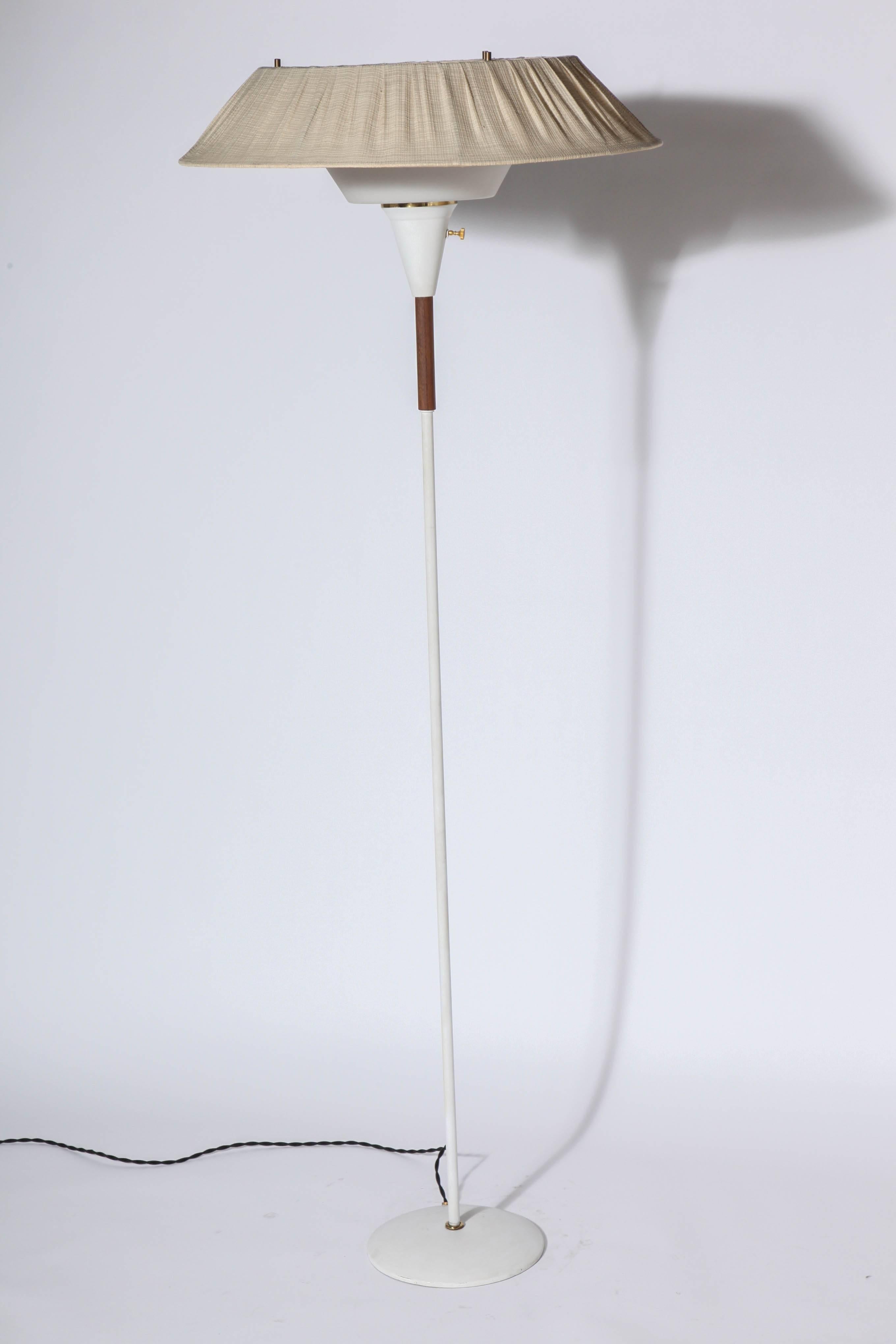 Américain Grand lampadaire en noyer et émail blanc avec double abat-jour, années 1950 en vente