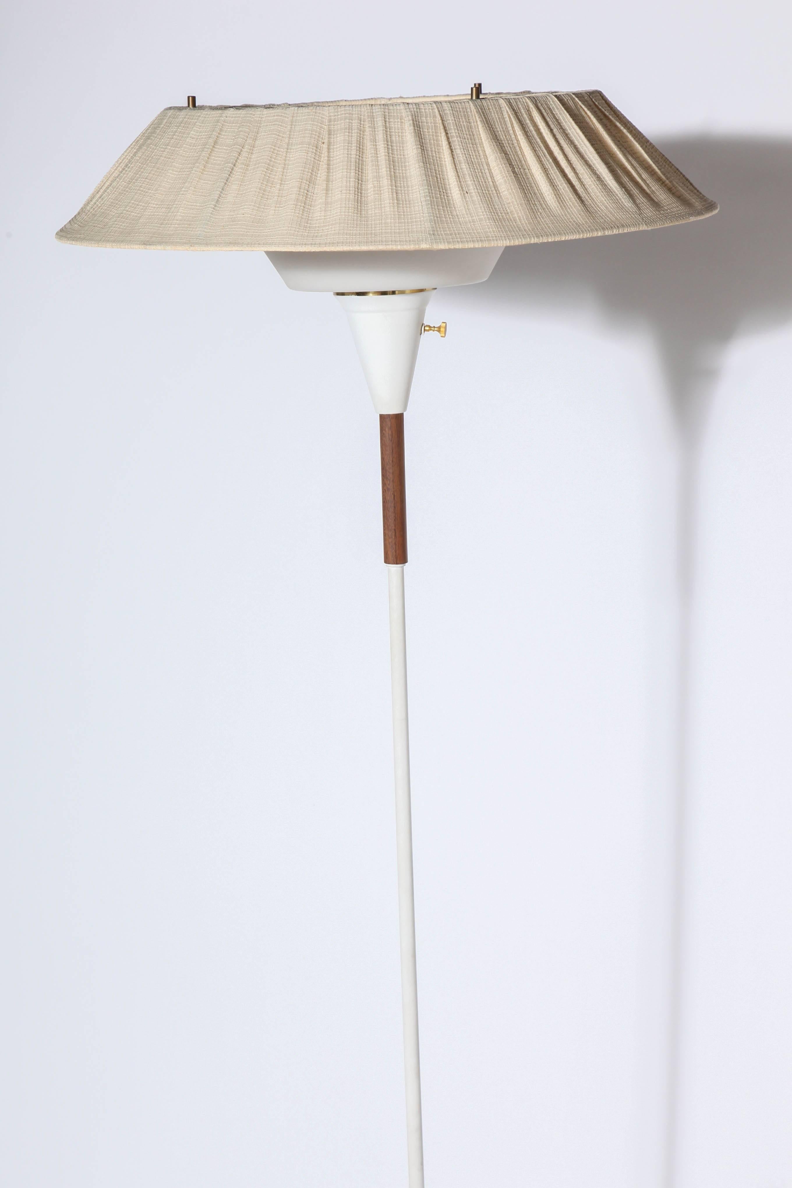 Émaillé Grand lampadaire en noyer et émail blanc avec double abat-jour, années 1950 en vente