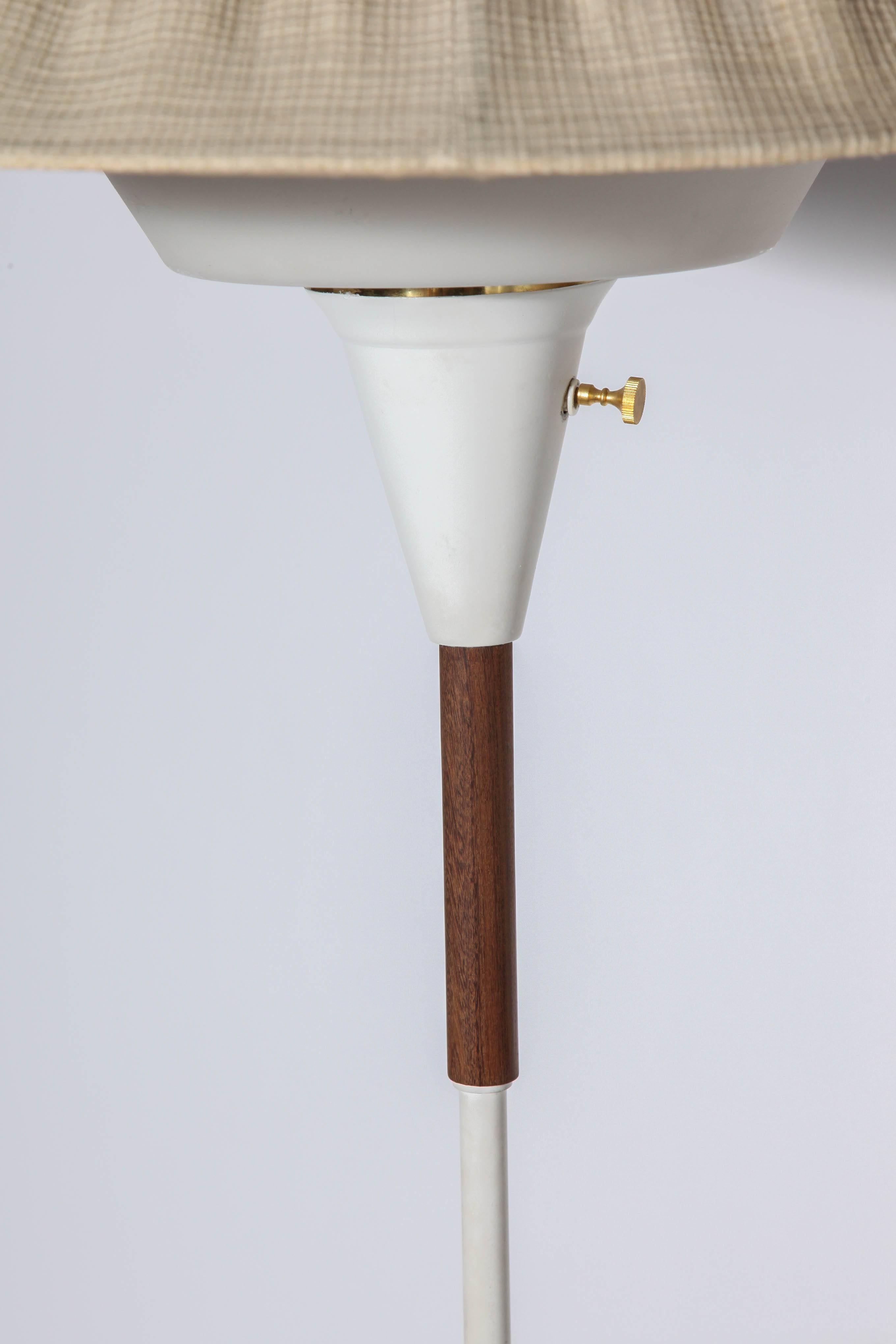 Große Stehlampe aus Nussbaumholz und weißer Emaille mit Doppelschirmen, 1950er Jahre  im Zustand „Gut“ im Angebot in Bainbridge, NY