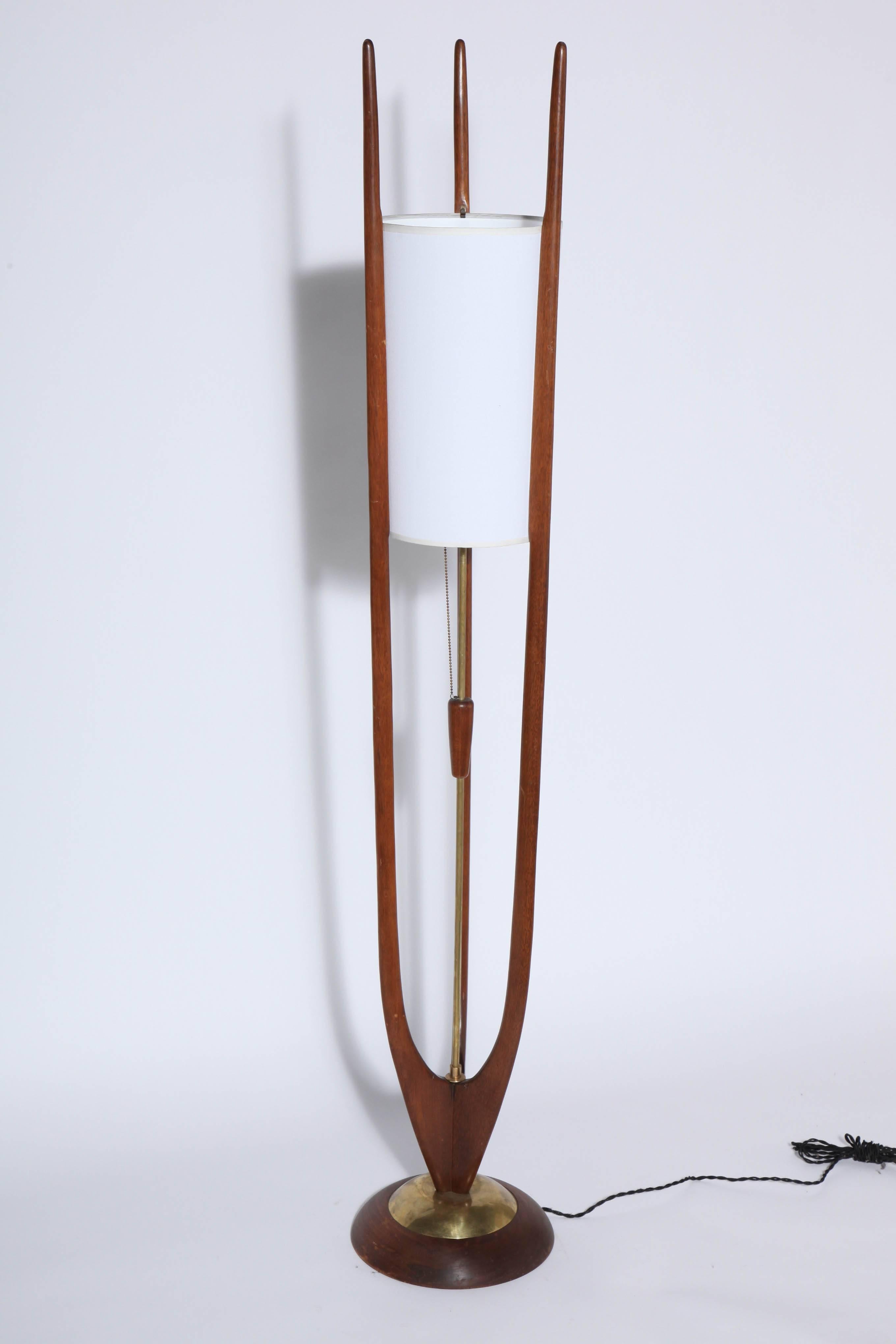1950s Modeline of California sculpted walnut and brass accent floor lamp. Features tubular patinated Brass center column with walnut detailed pull chain on a 11