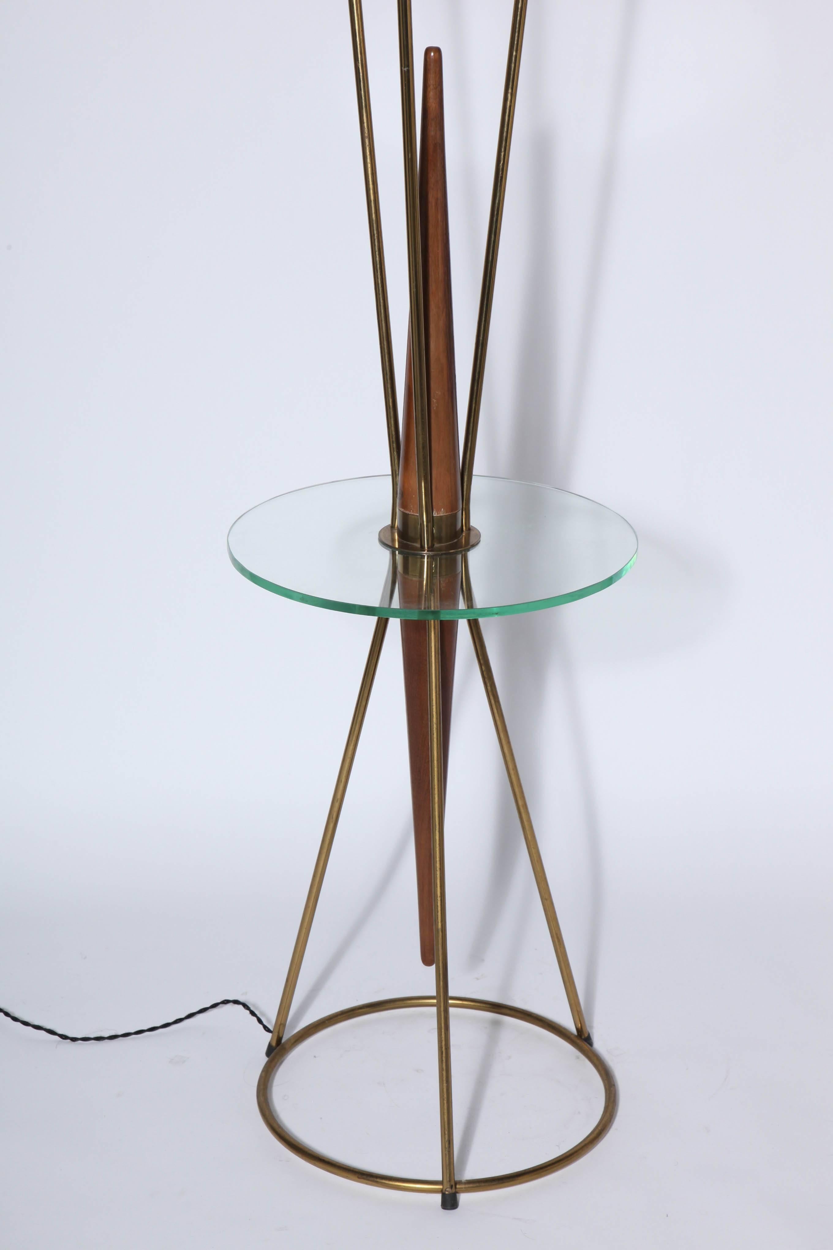 Mid-Century Modern Gerald Thurston, Lampadaire de table d'appoint en noyer, laiton et verre de style Lightolier en vente