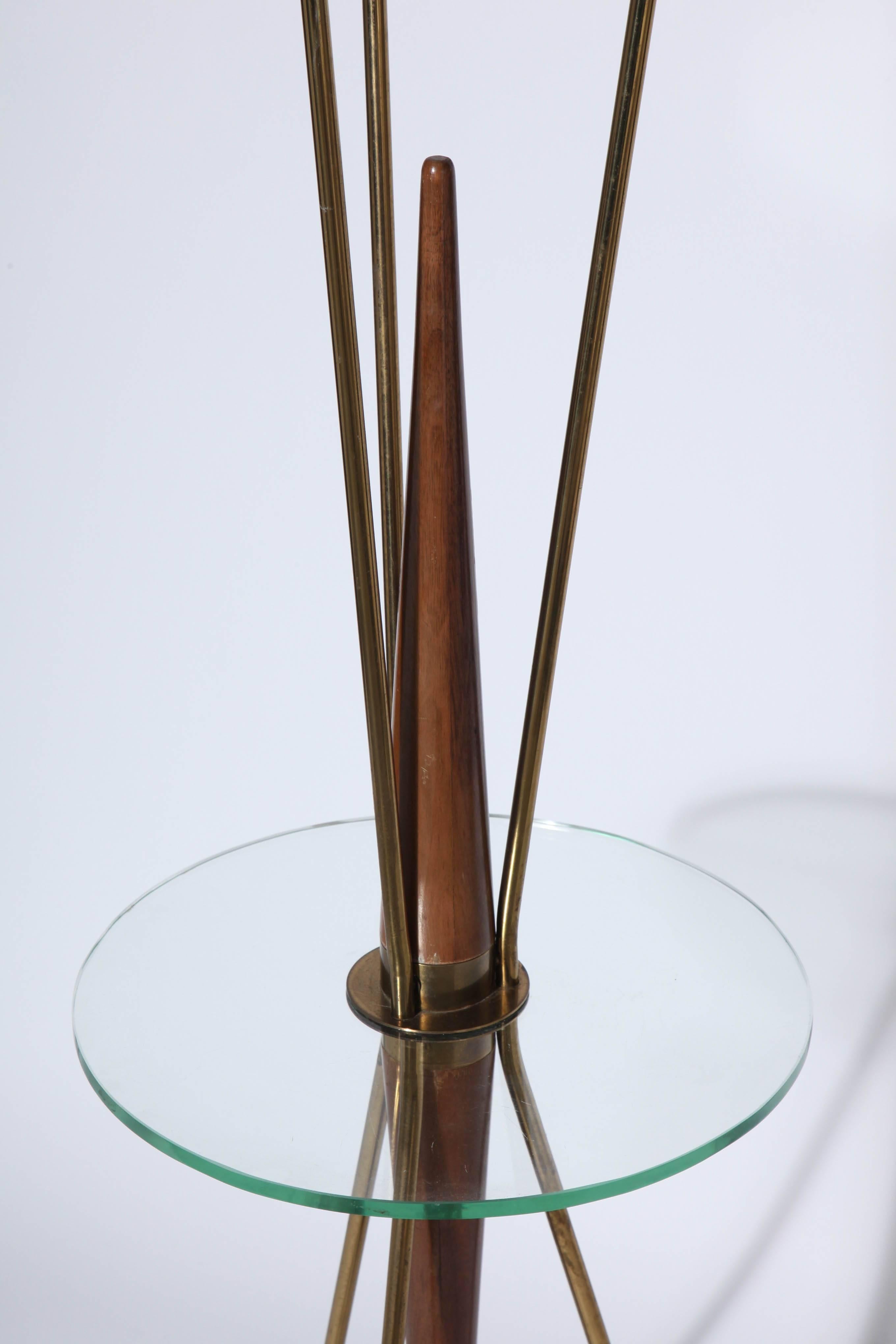 Gerald Thurston, Lightolier Style Walnut, Brass & Glass Side Table Floor Lamp In Good Condition For Sale In Bainbridge, NY