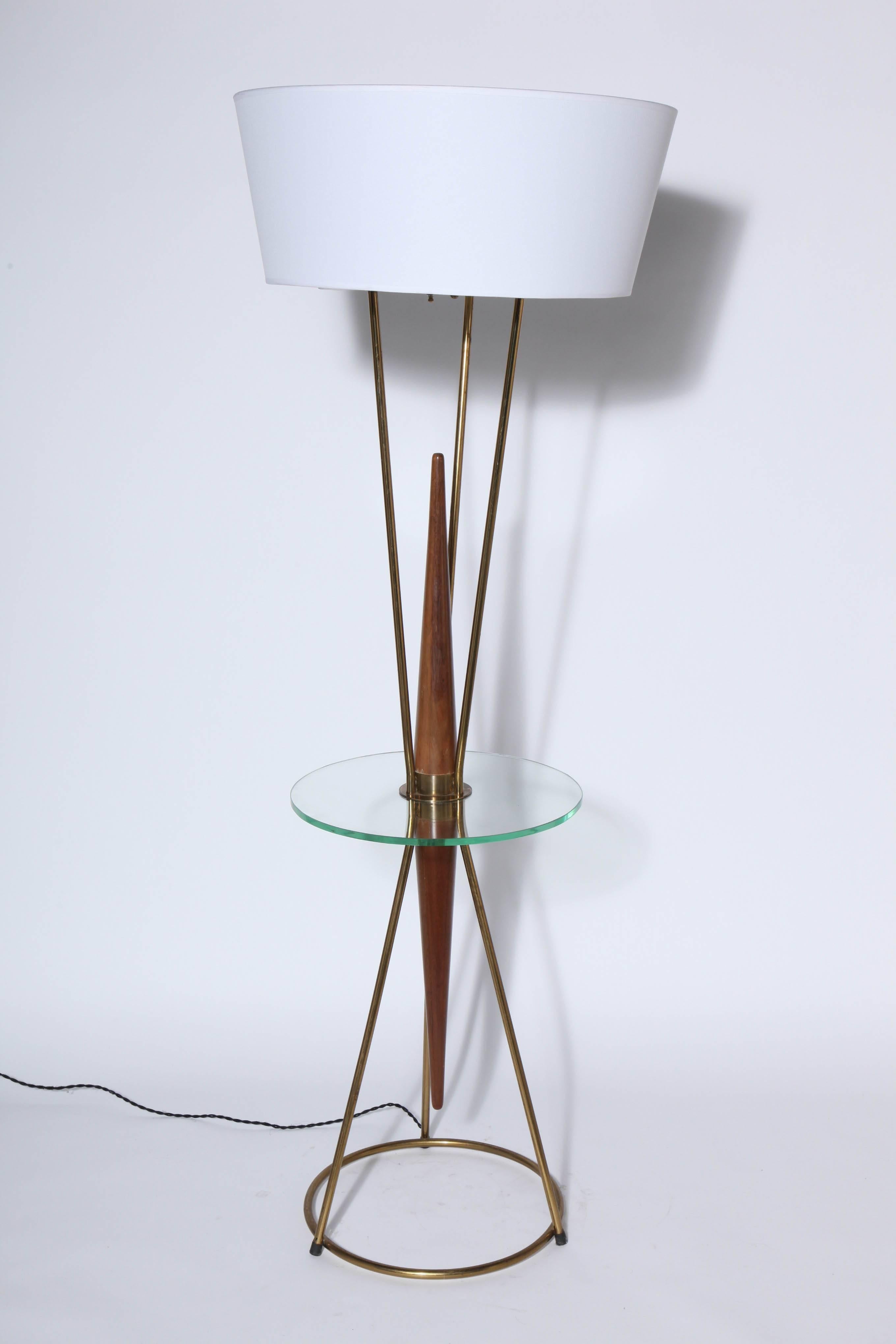 Mid-Century Modern Gerald Thurston, Lightolier Style Walnut, Brass & Glass Side Table Floor Lamp For Sale