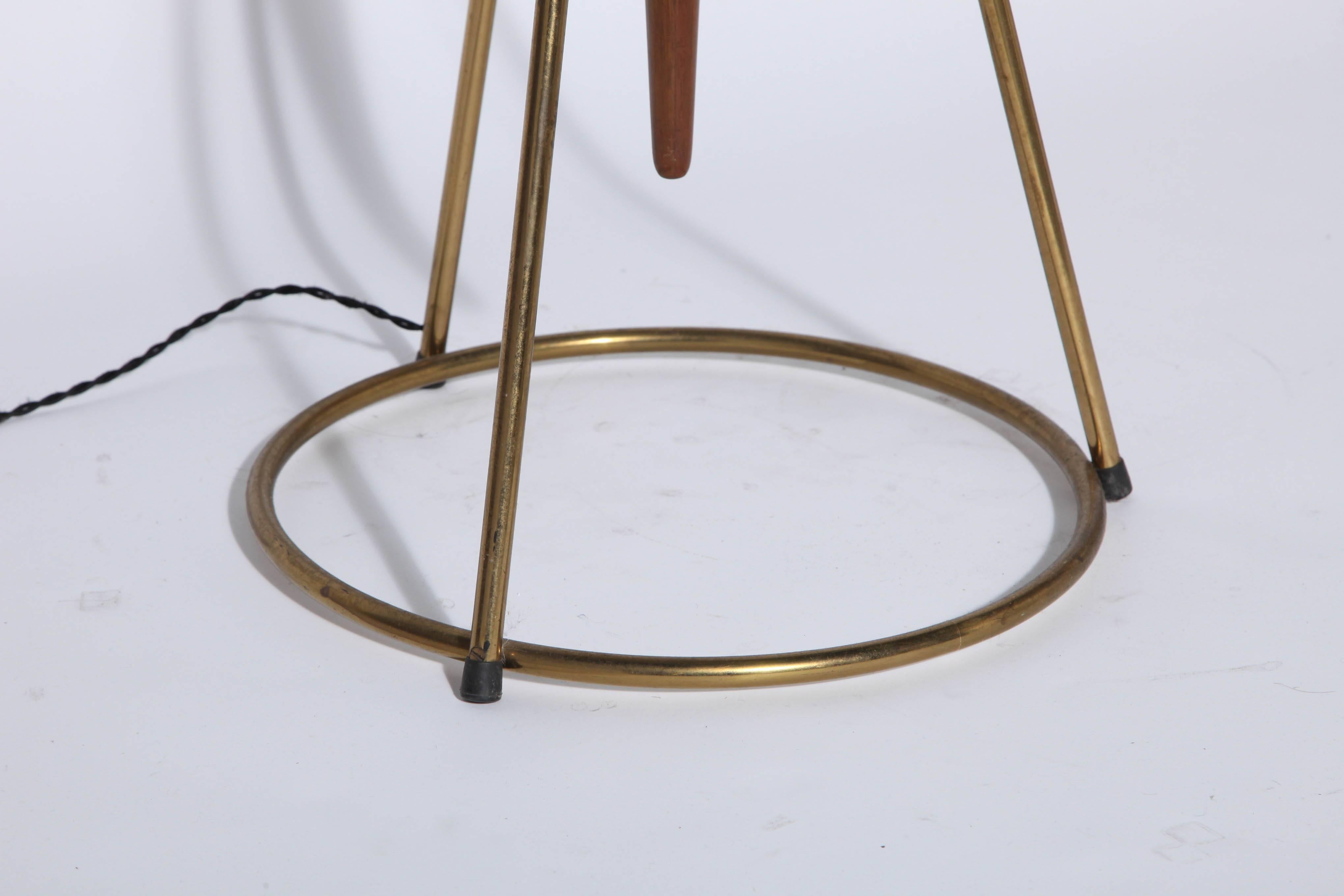 Gerald Thurston, Lightolier Style Walnut, Brass & Glass Side Table Floor Lamp For Sale 2