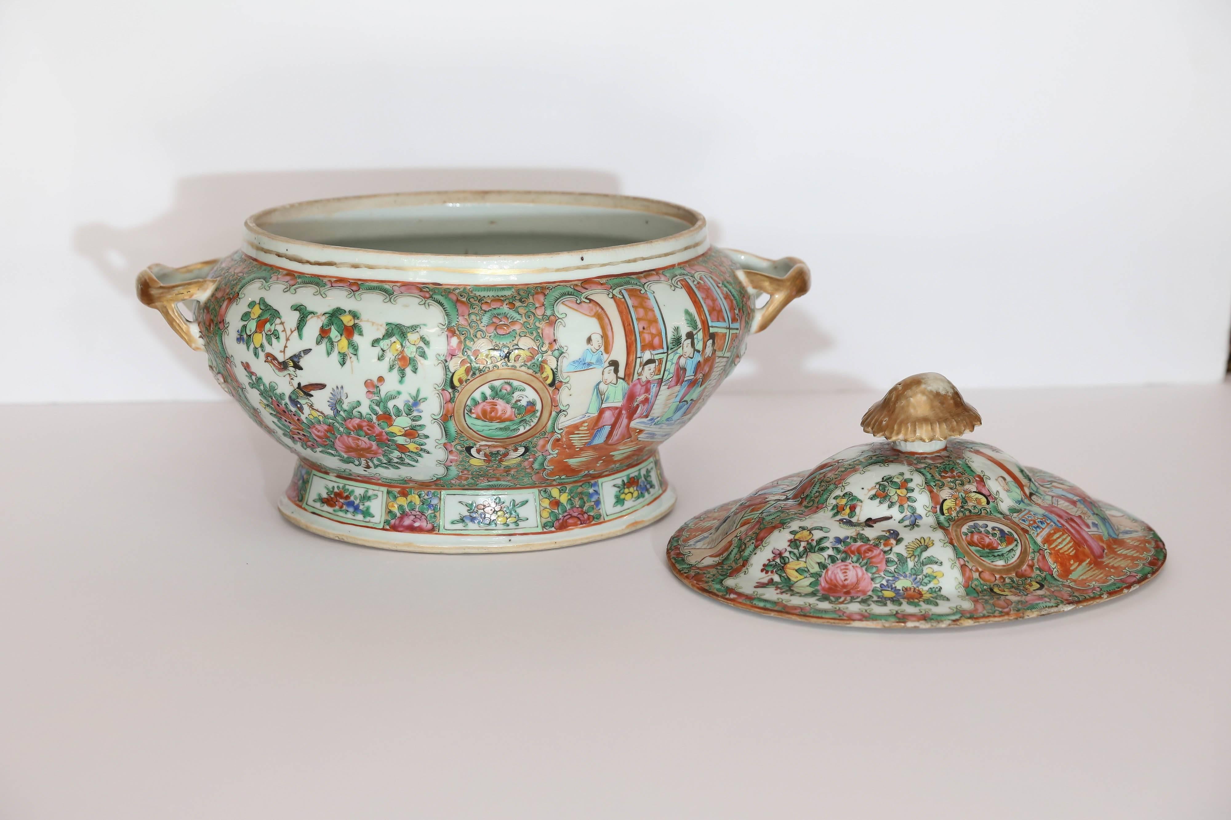 Rose Medallion Chinese Export Tureen In Good Condition In Houston, TX
