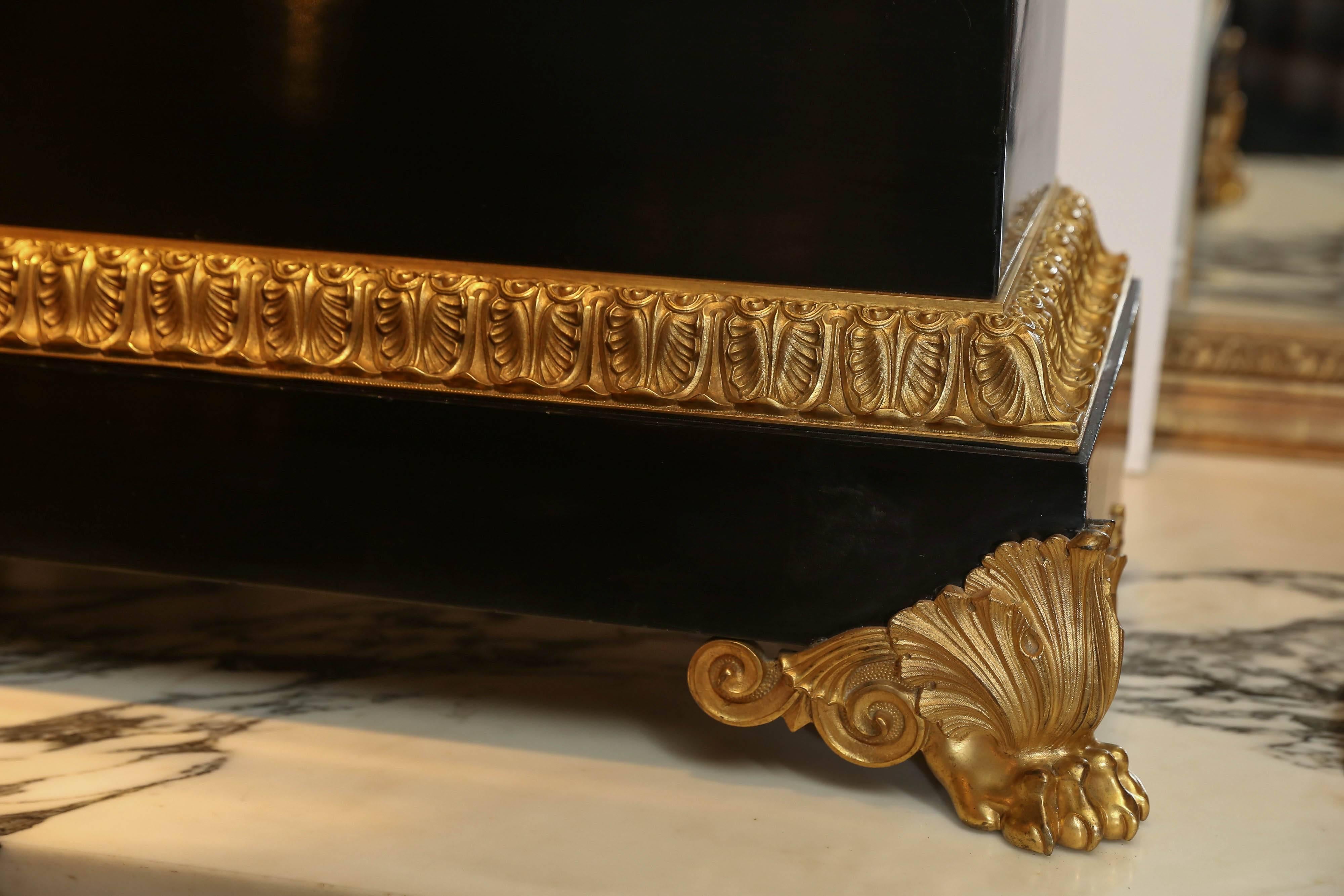 Large impressive clock with bronze doré figures depicting the tale of Amor and Psyche. The figures are bronze doré and lean toward each other in the manner of the famous sculpture 