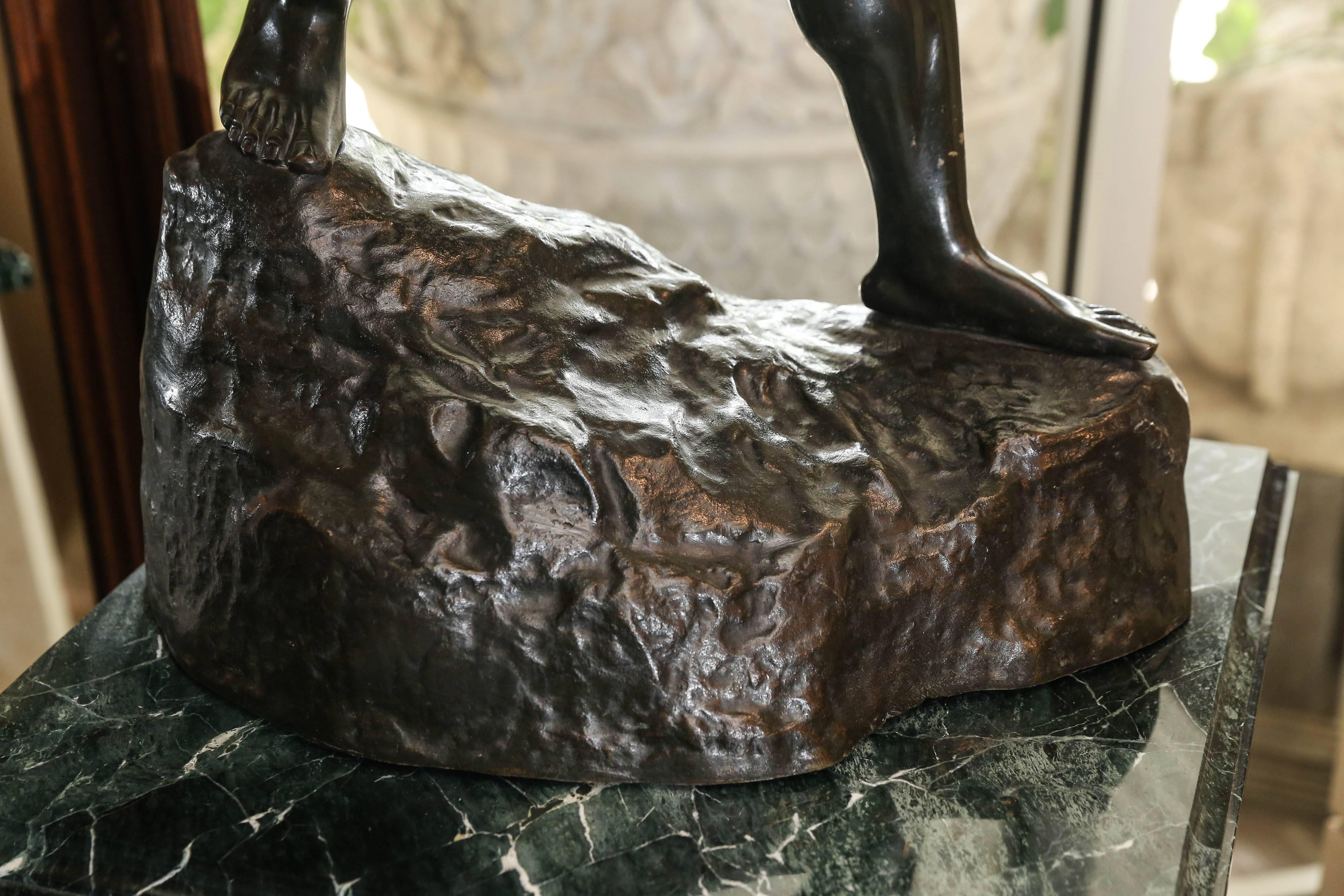 Grande sculpture en bronze de deux lutteurs olympiques signée sur la base Jef Lambeaux, un sculpteur belge, né à Anvers. A étudié à l'académie des beaux-arts d'Anvers. Il a montré une forte prédilection pour les effets de force et de mouvement,