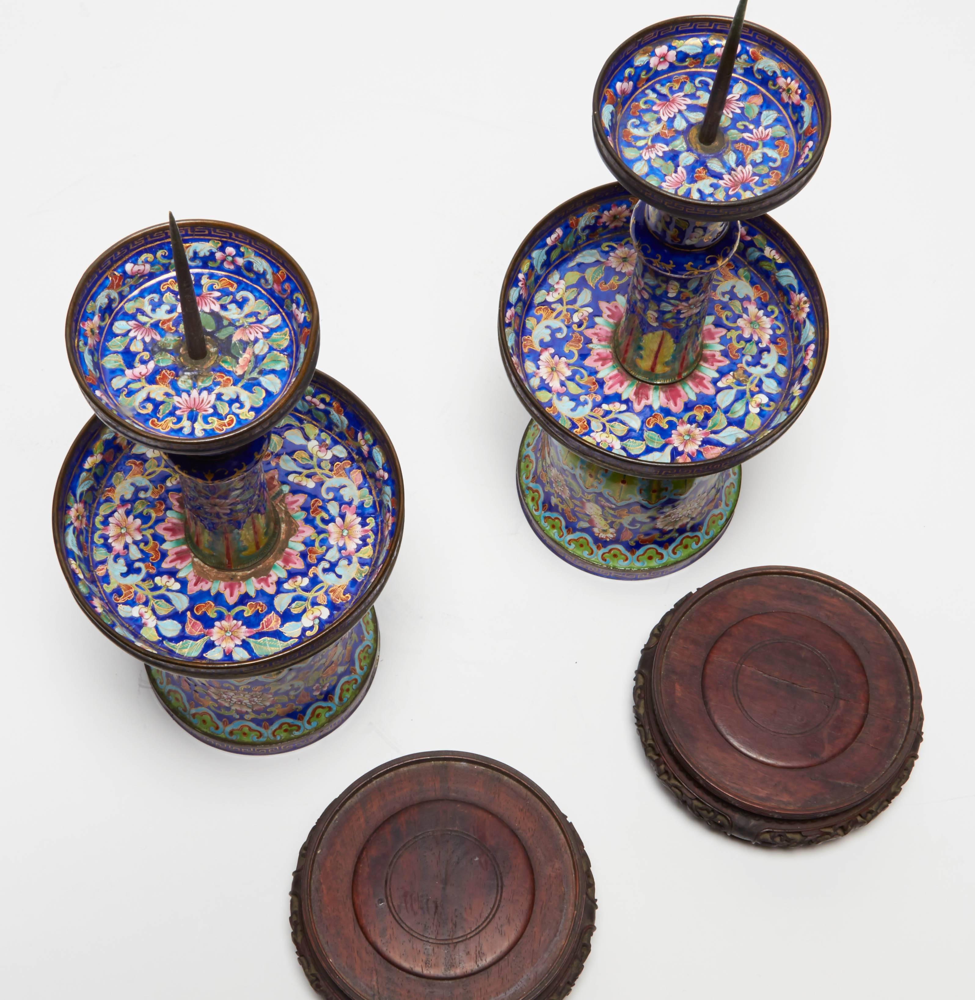 Qing Exceptional Pair of 19th Century Canton Enamel Candlesticks For Sale