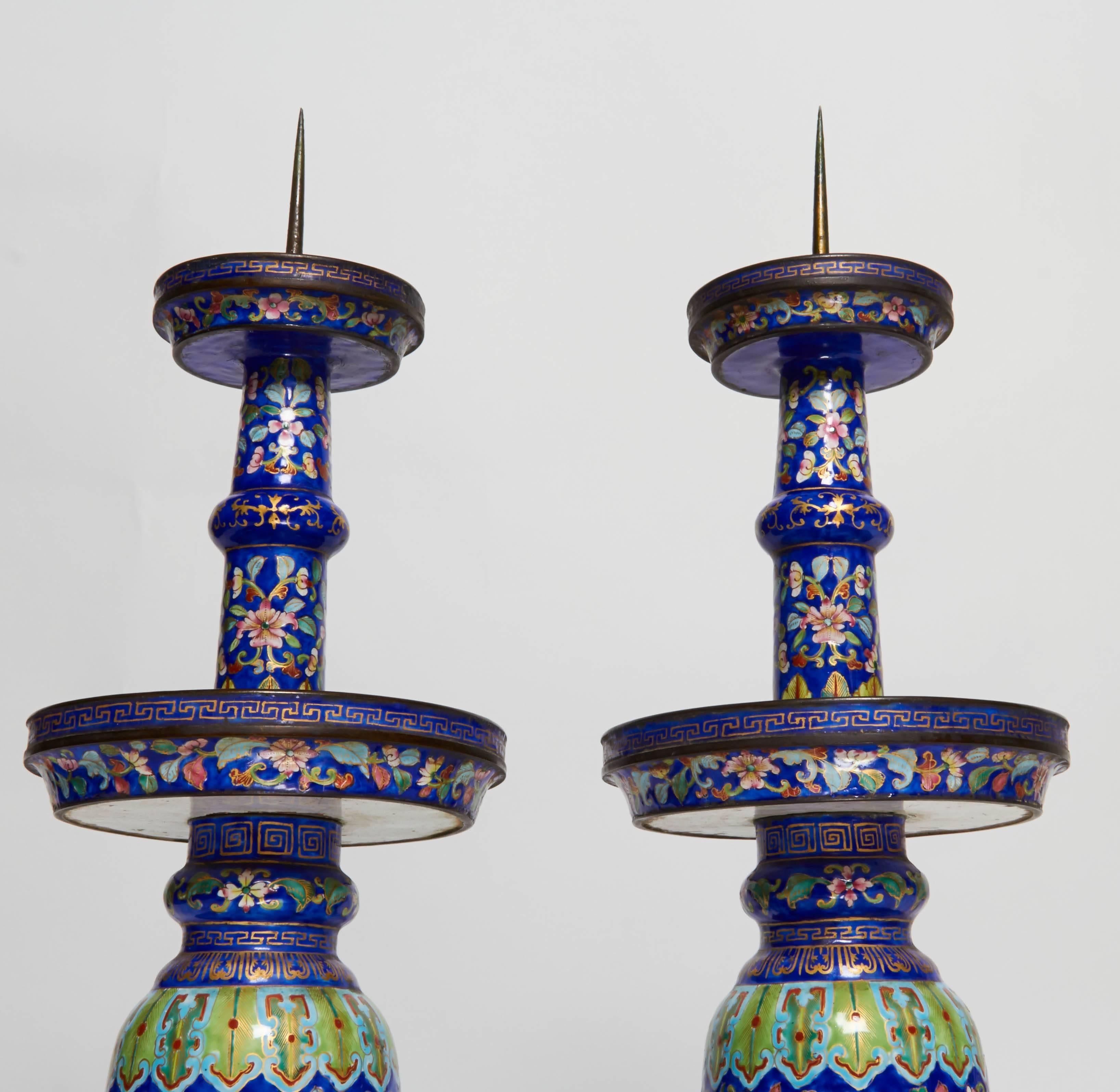 Émaillé Exceptionnelle paire de chandeliers en émail de Canton du 19ème siècle en vente