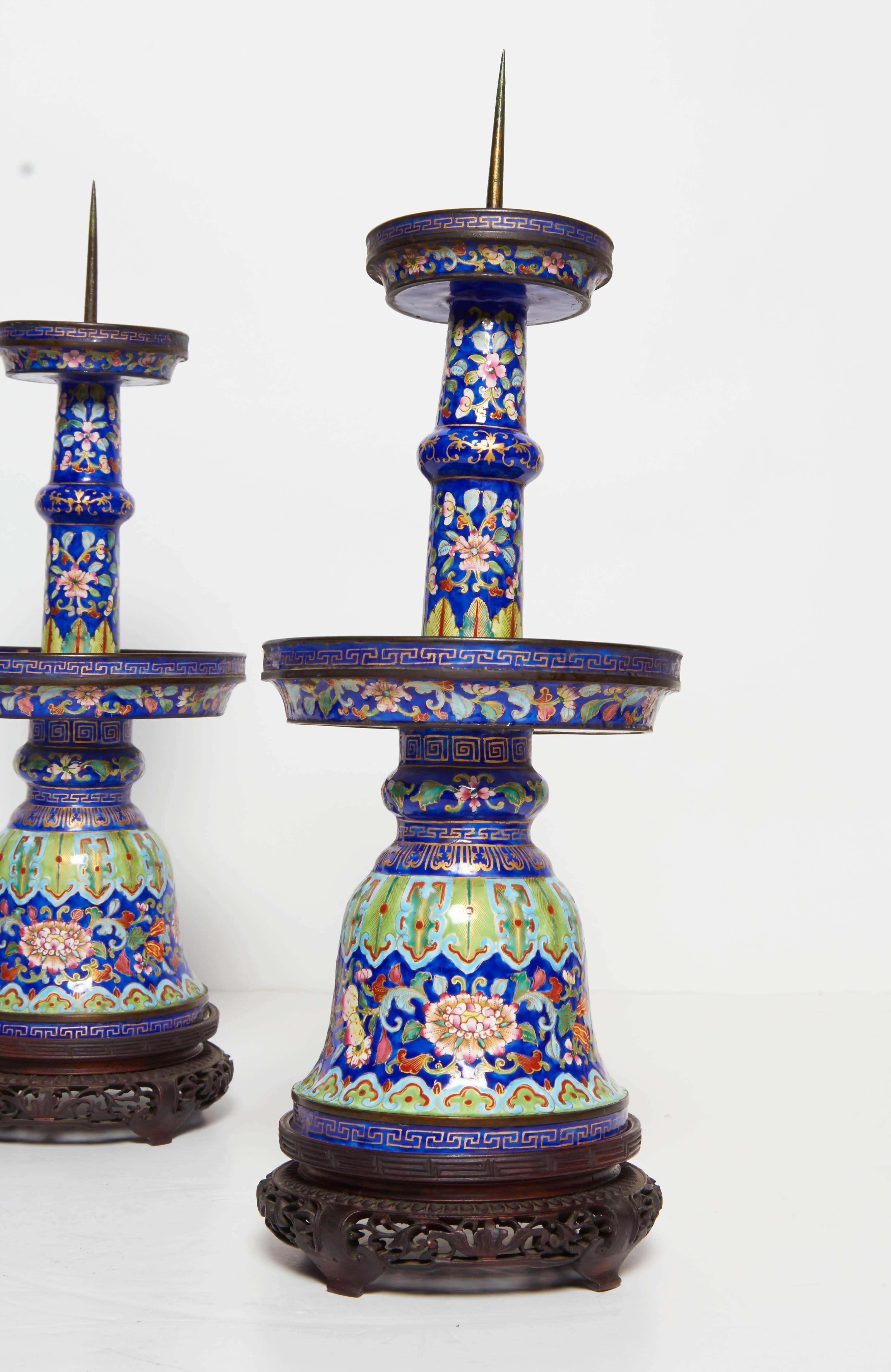 Außergewöhnliches Paar Kanton-Emaille-Kerzenständer aus dem 19. Jahrhundert (Kupfer) im Angebot