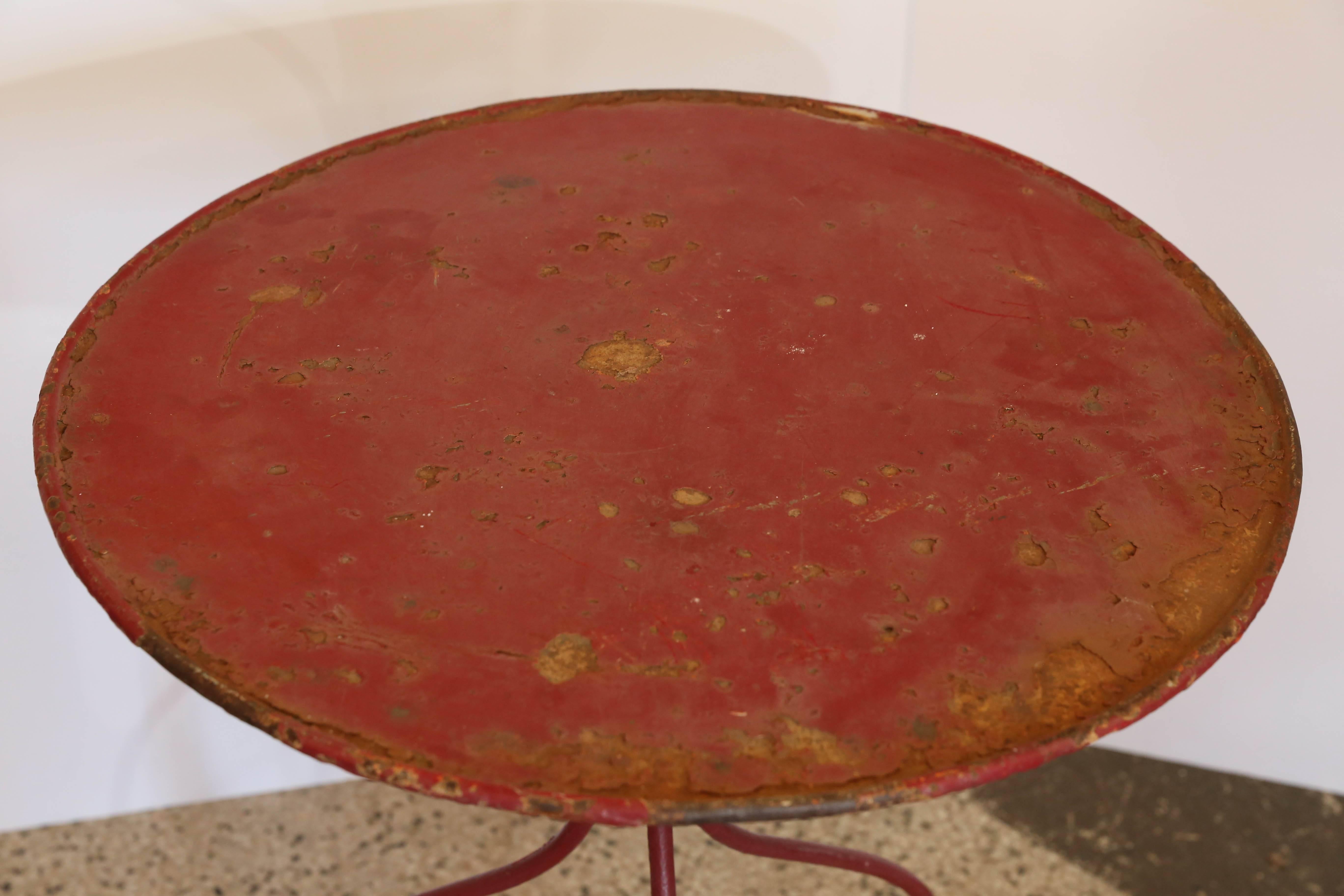 Iron garden table with traces of original paint. Measures: 24