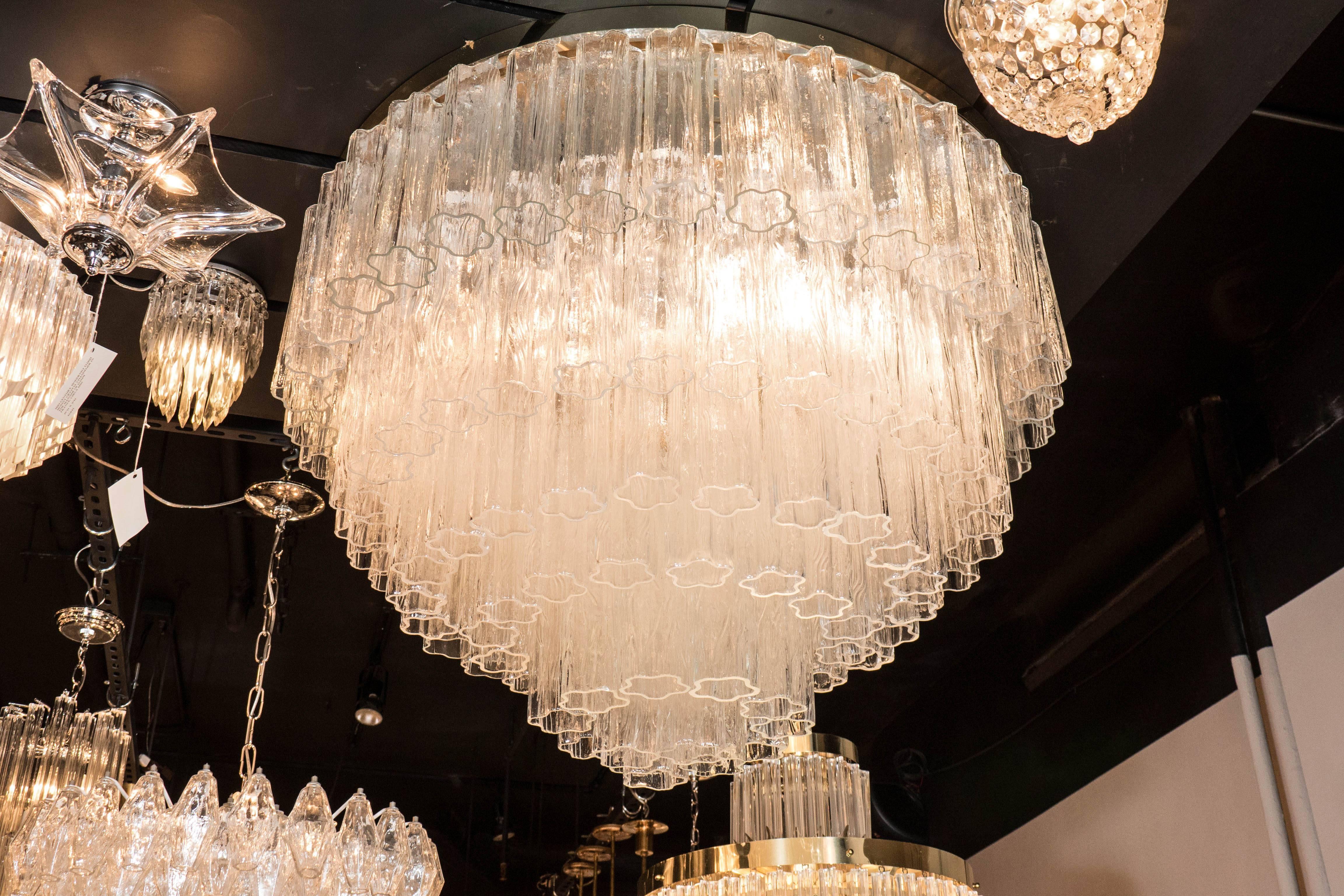 Questo squisito lampadario a incasso tronchi Mid-Century Modern è stato realizzato a Murano, in Italia - l'isola al largo di Venezia rinomata da secoli per la sua superlativa produzione di vetro - intorno al 1970. Presenta sei file circolari