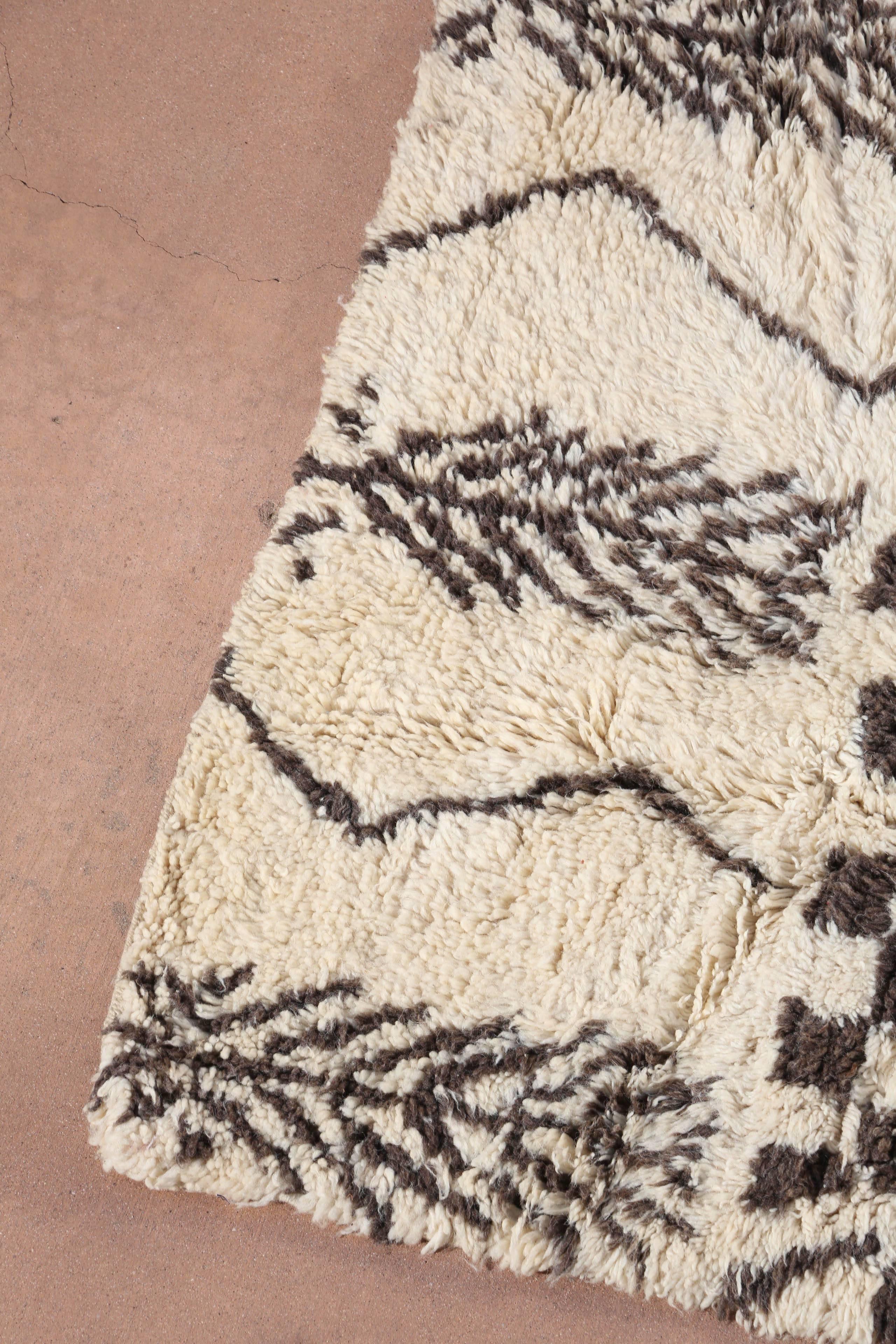 Moroccan Beni Ouarain Tribal Rug.
Organic white rug with black tribal designs.
Handwoven by Berber women in Morocco.