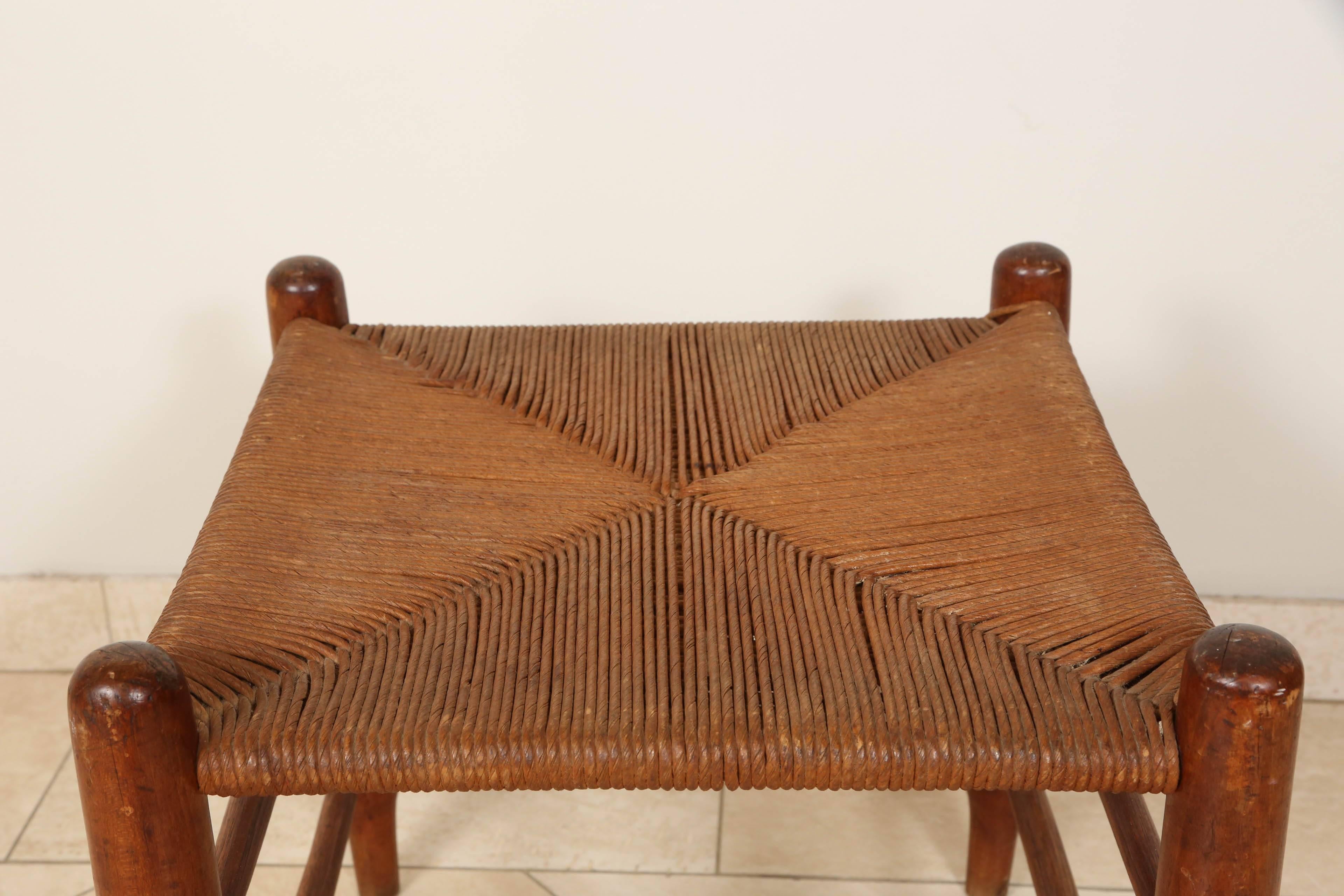 Wooden French Provincial Country Oak Stool with Woven Reed seating In Excellent Condition In North Hollywood, CA