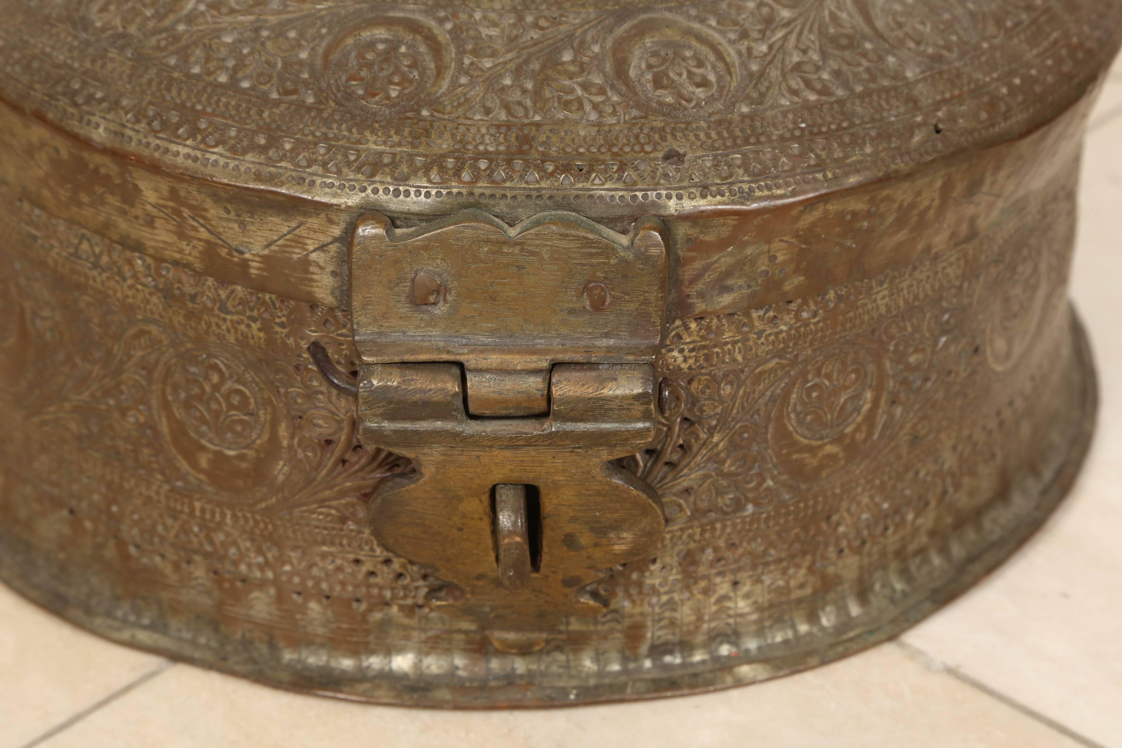 Beautiful hand-crafted decorative round bronze Anglo Indian box with with lid, latch and handle
Delicately and intricately hand-hammered with floral and geometric designs.
Probably used as a tea caddy or treasure chest.
Tinned copper with brass