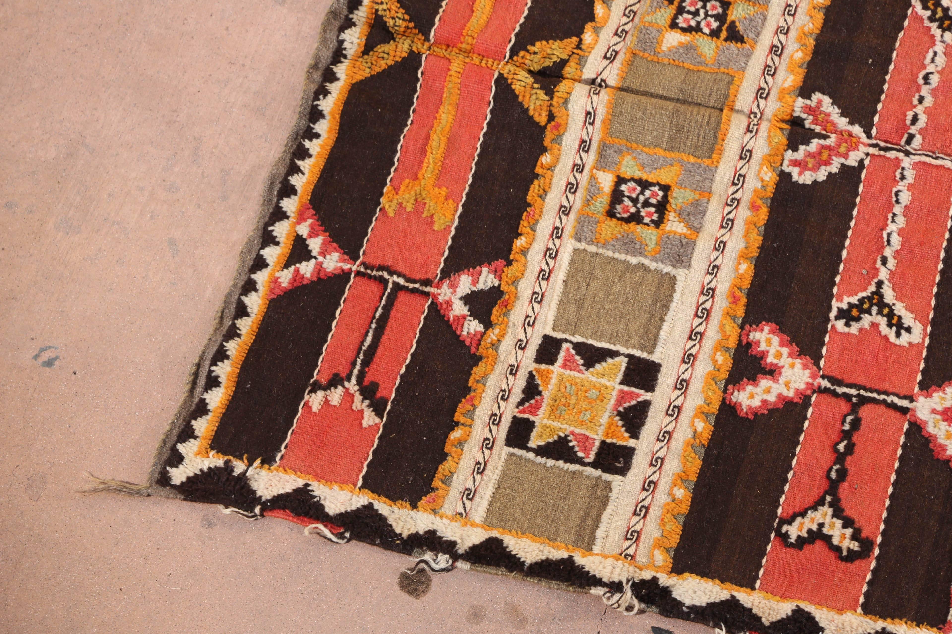 Moroccan hand woven tribal Berber rug.
Handcrafted by Berber women in Morocco.