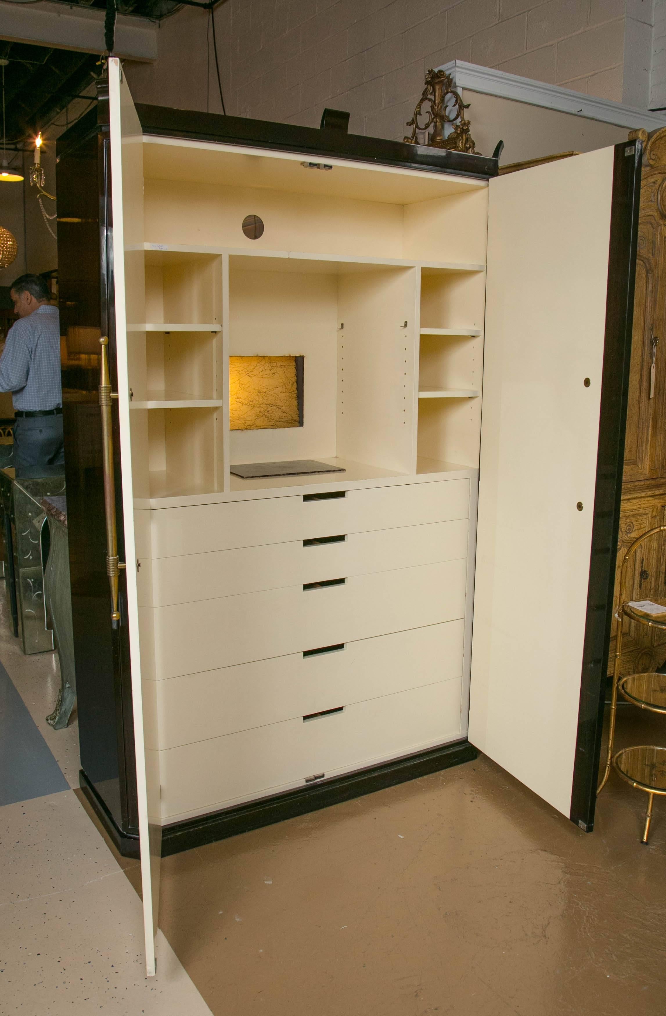 Tommi Parzinger, Mid-Century Modern, Rare Cabinet, Brown Lacquer, Brass, 1950s In Good Condition For Sale In Manhasset, NY