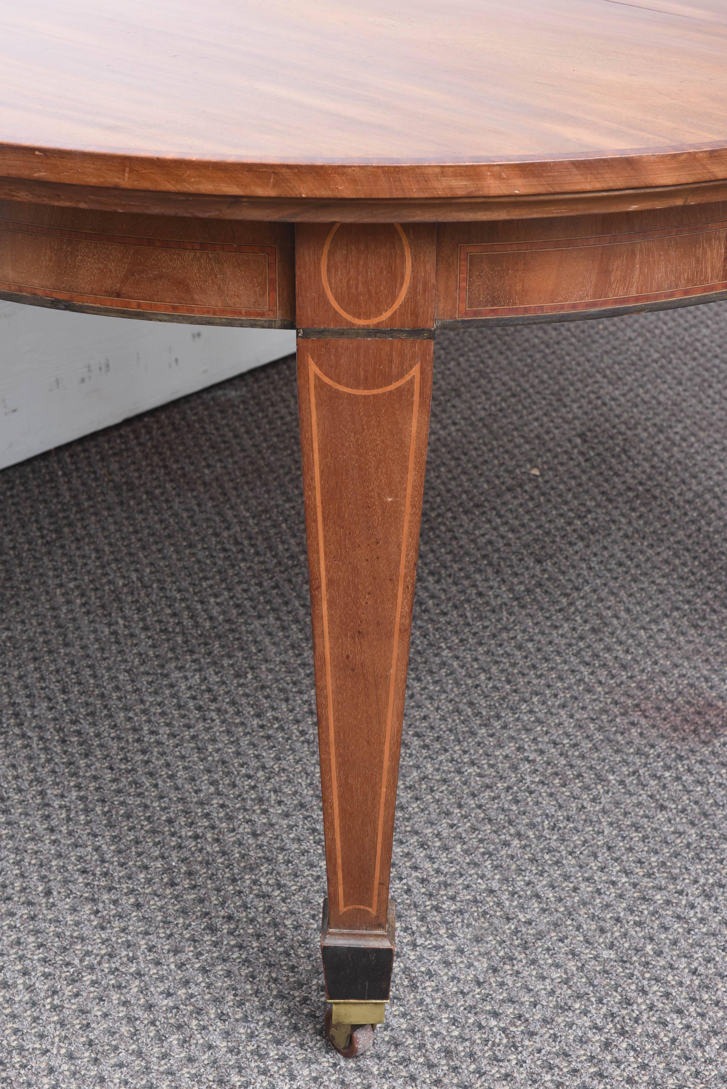 Superb 19th C.Edwardian English Solid Mahogany Round Dining Table with Two Leaf In Excellent Condition In West Palm Beach, FL