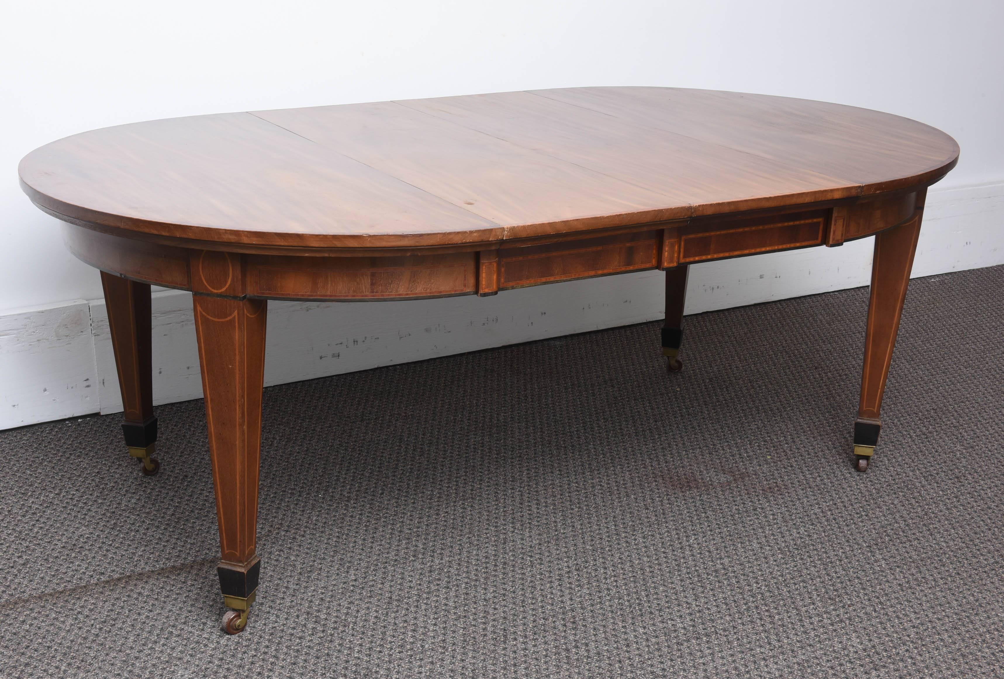 Superb 19th C.Edwardian English Solid Mahogany Round Dining Table with Two Leaf 5