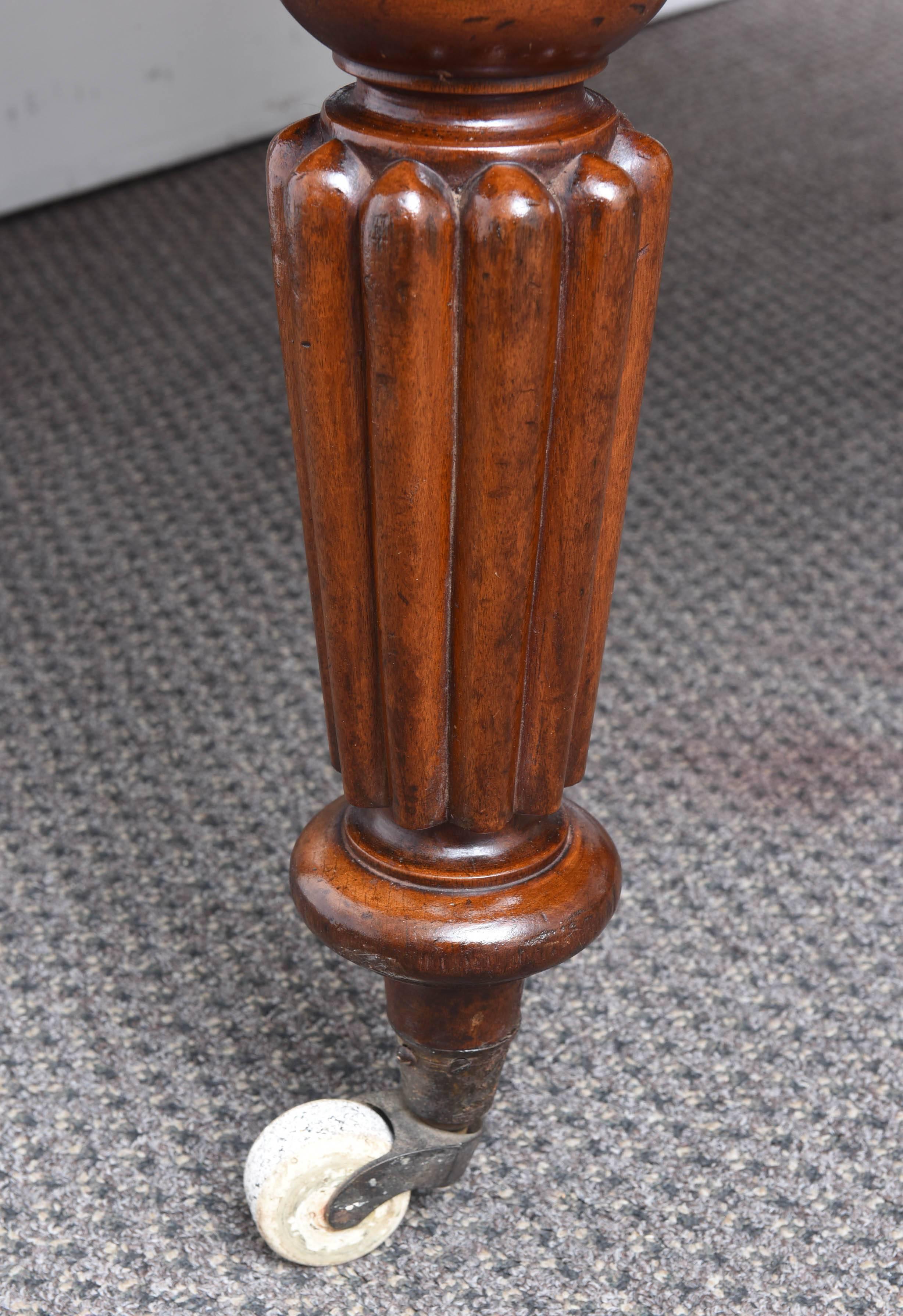 19th Century Victorian English Large Mahogany Dining Table with Three Leafs In Good Condition In West Palm Beach, FL