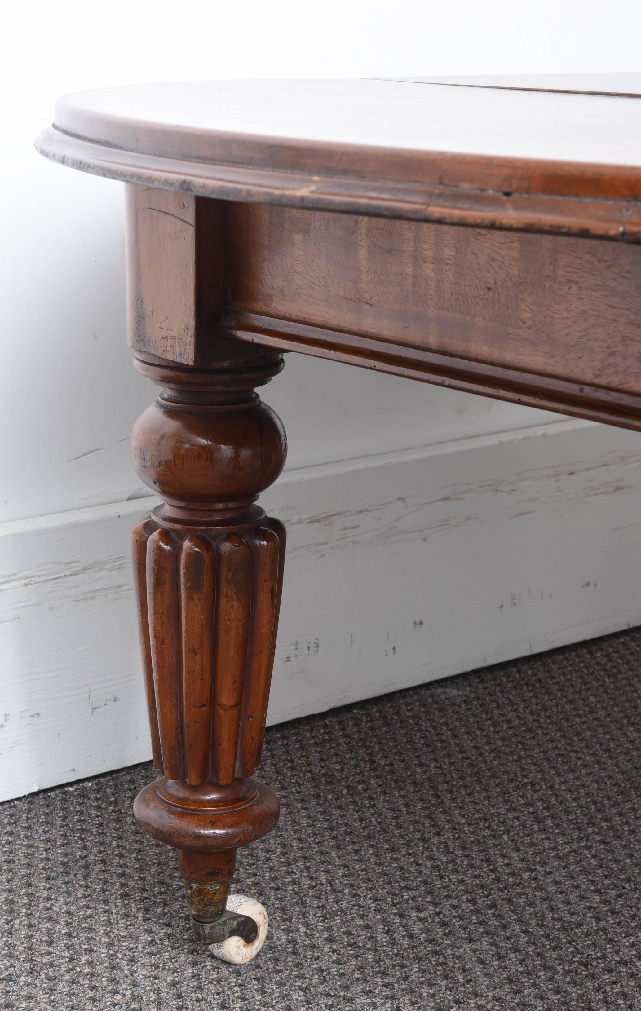 19th Century Victorian English Large Mahogany Dining Table with Three Leafs 1