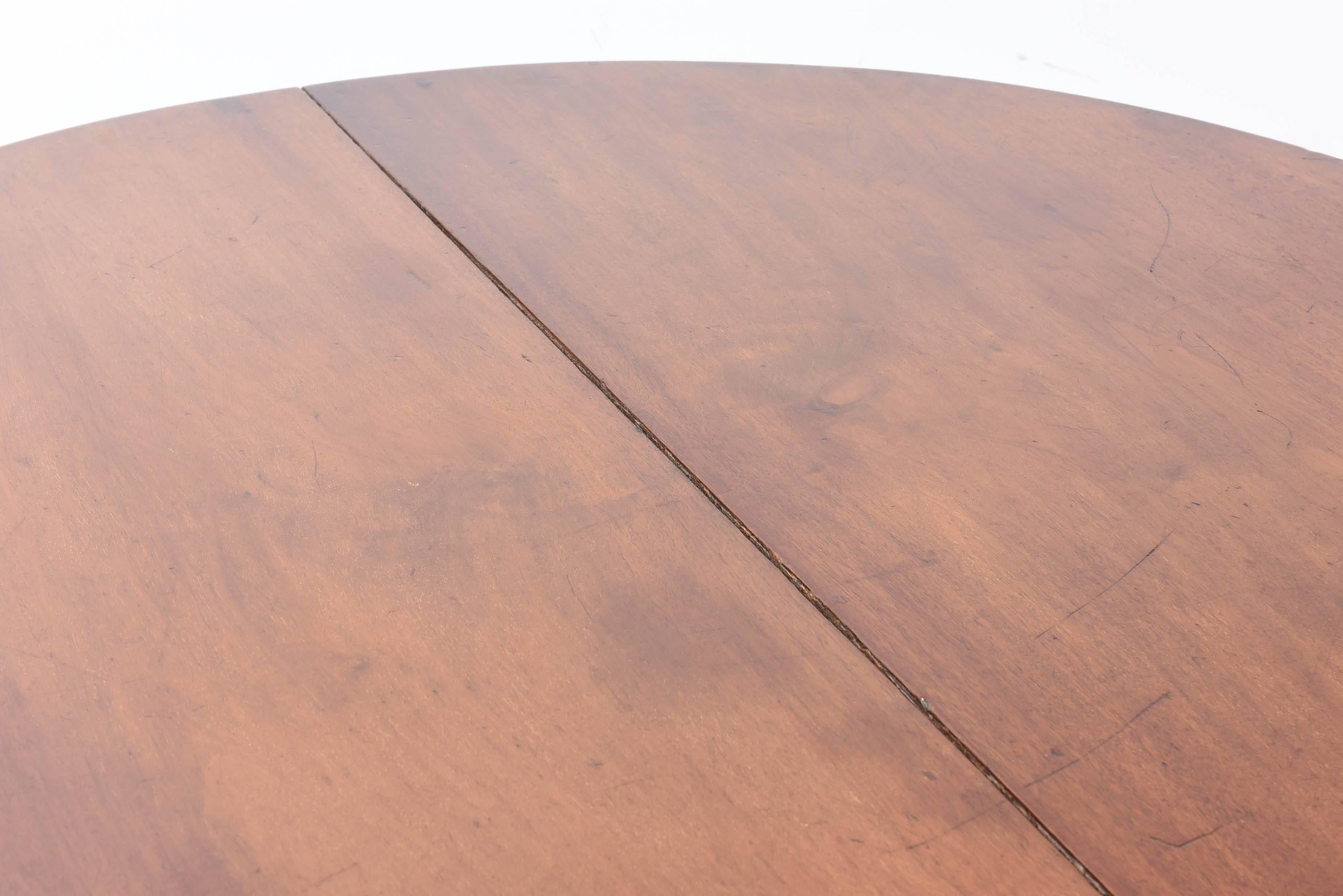 19th Century Victorian English Large Mahogany Dining Table with Three Leafs 2