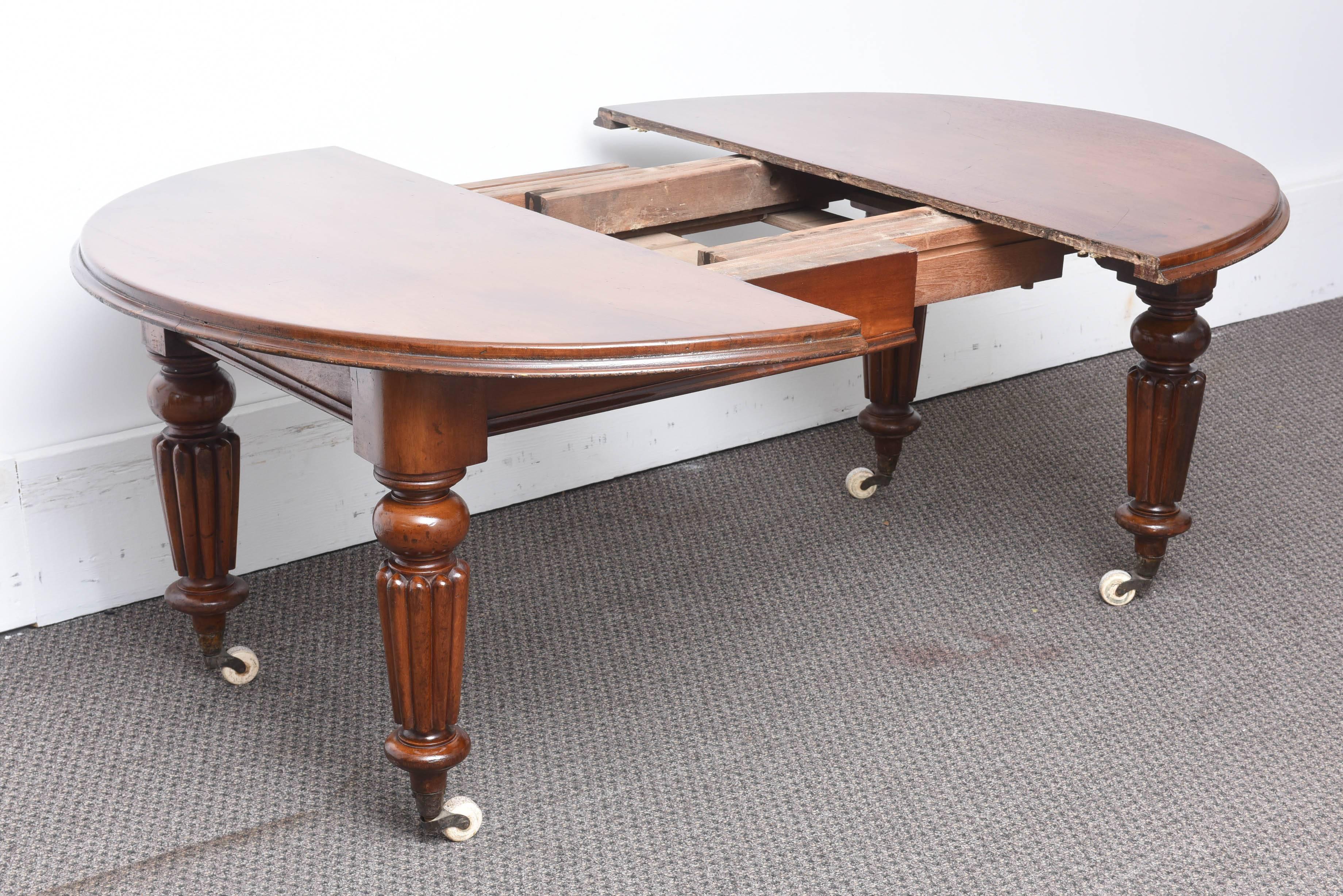 19th Century Victorian English Large Mahogany Dining Table with Three Leafs 4