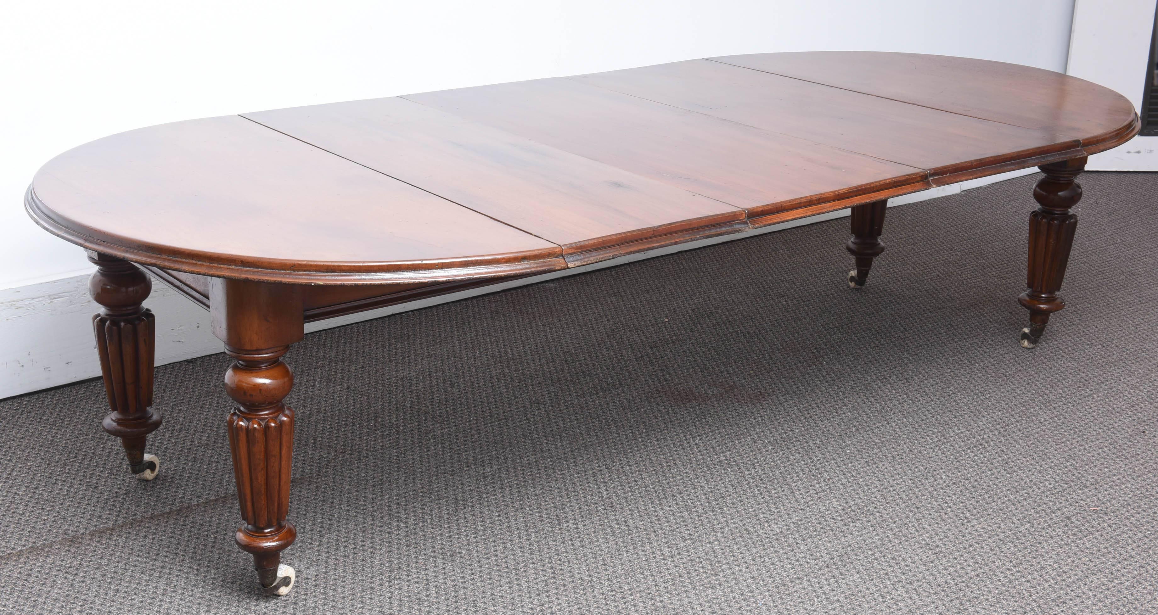 19th Century Victorian English Large Mahogany Dining Table with Three Leafs 5