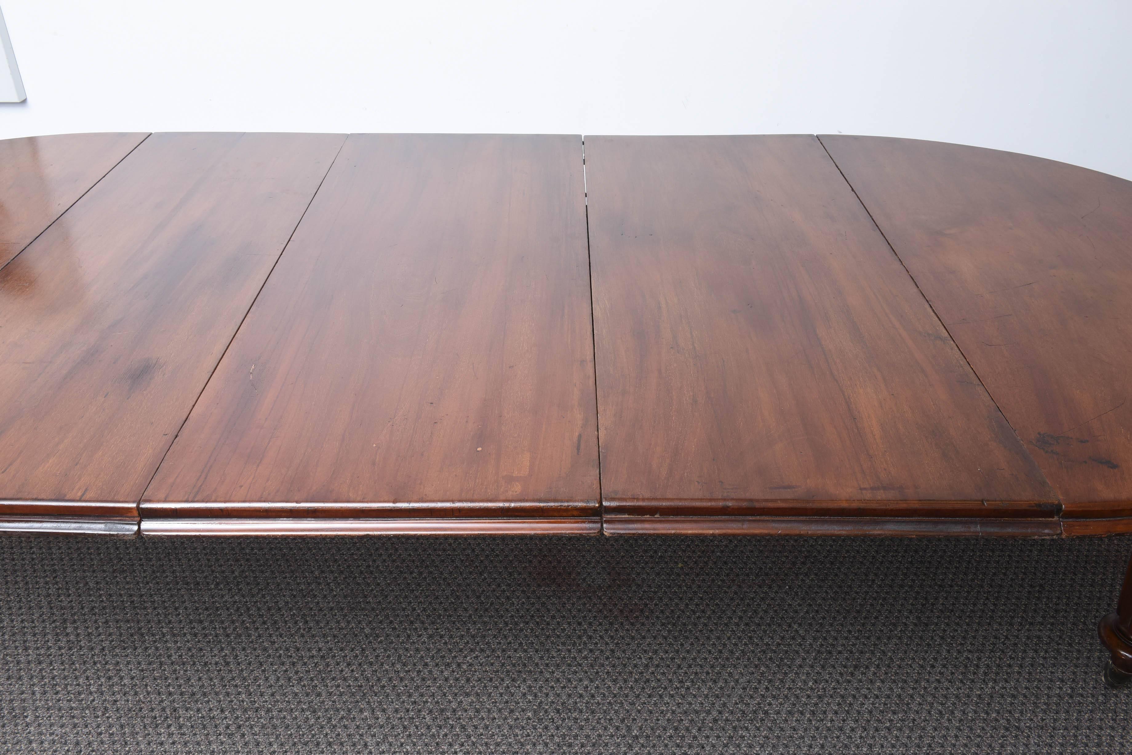 19th Century Victorian English Large Mahogany Dining Table with Three Leafs 6