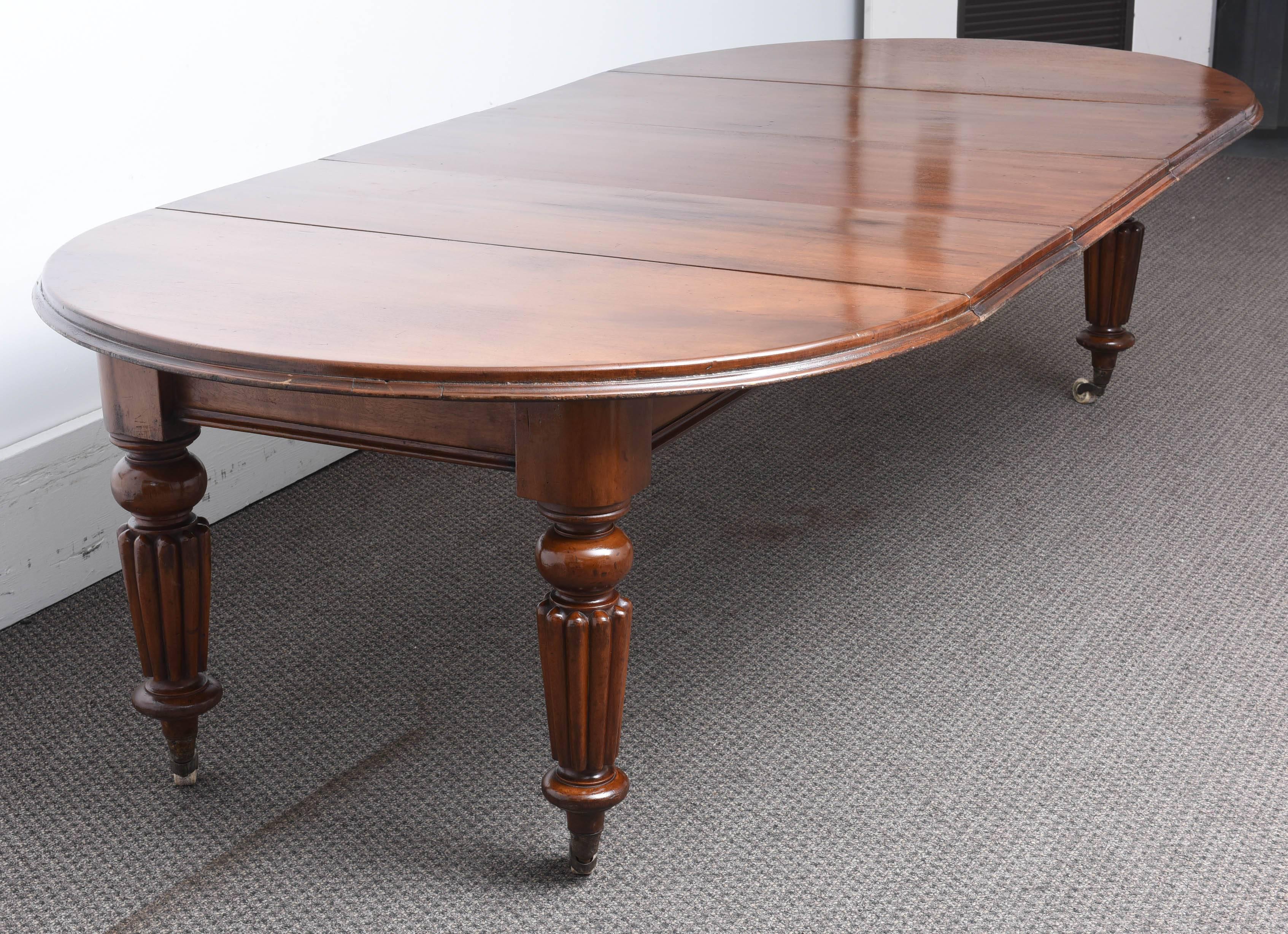 19th Century Victorian English Large Mahogany Dining Table with Three Leafs 7