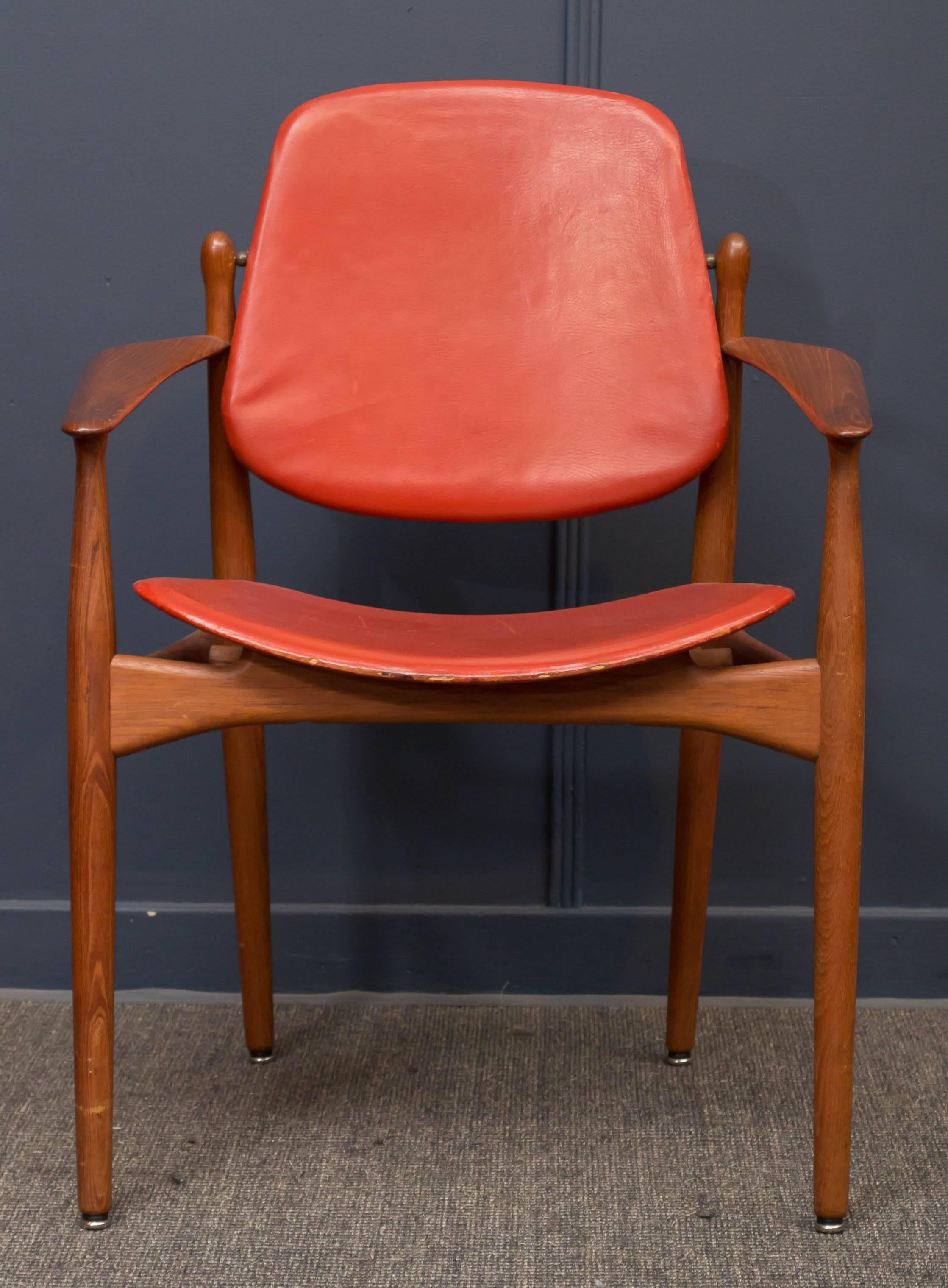 Arne Vodder design armchair model 184 for France & Daverksen, Denmark.
Very good original condition desk or pull up chair with original orange leather, labeled and tagged.