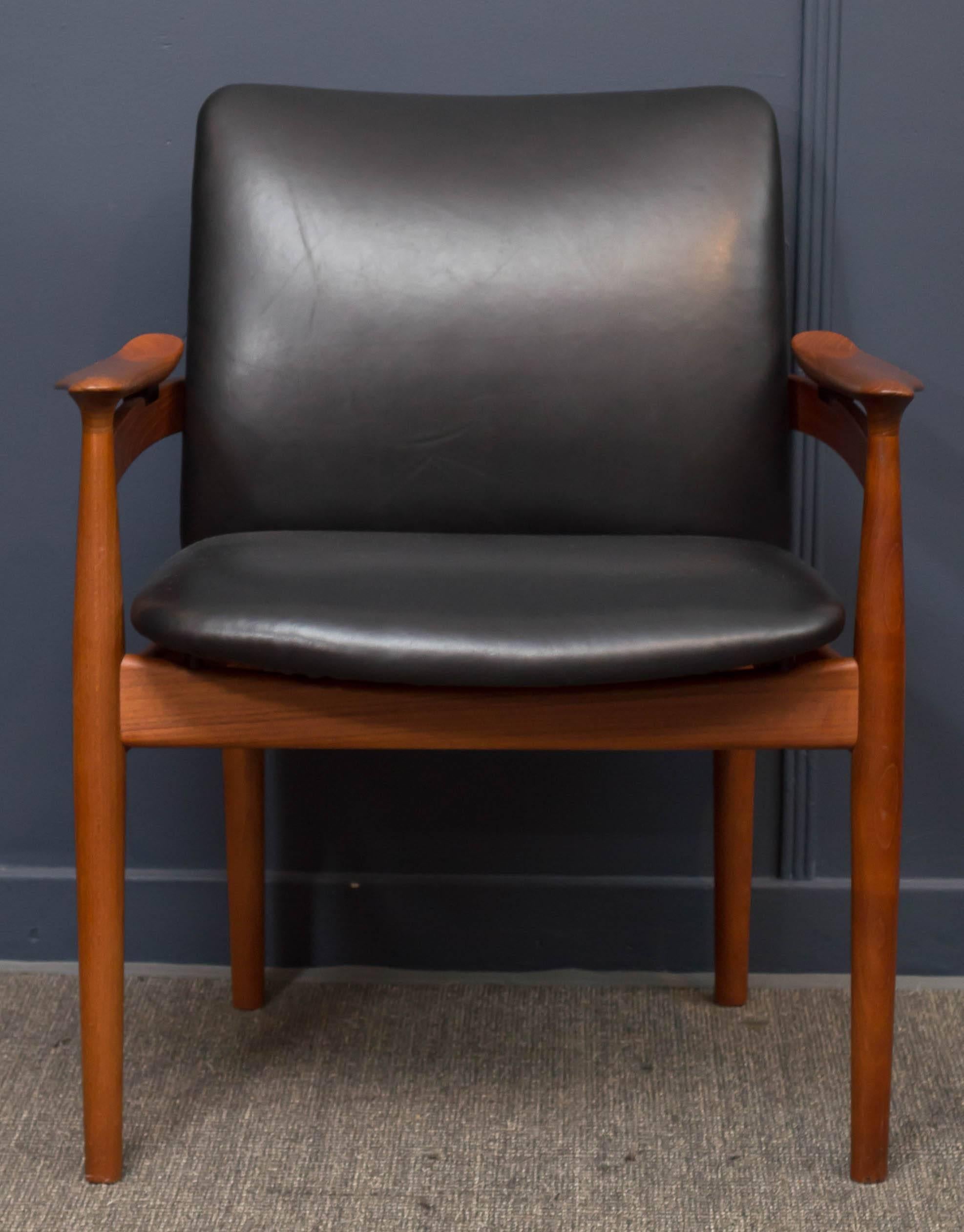 Finn Juhl design teak armchair Model 192 for France & Son, Denmark. Sculptural and comfortable desk or pull up armchair, newly upholstered in black leather.