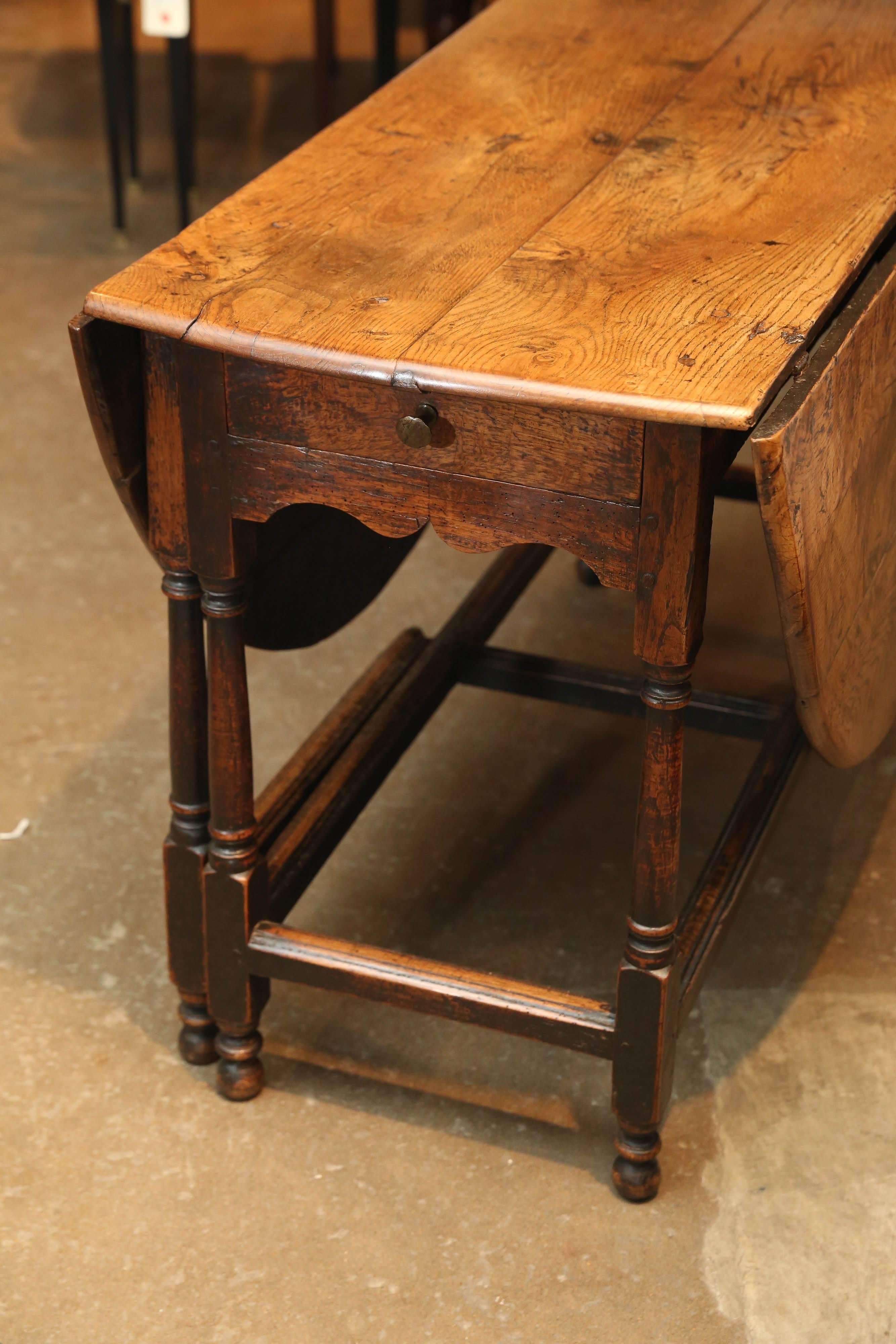 18th Century Oak Gate Leg Table In Excellent Condition In Houston, TX