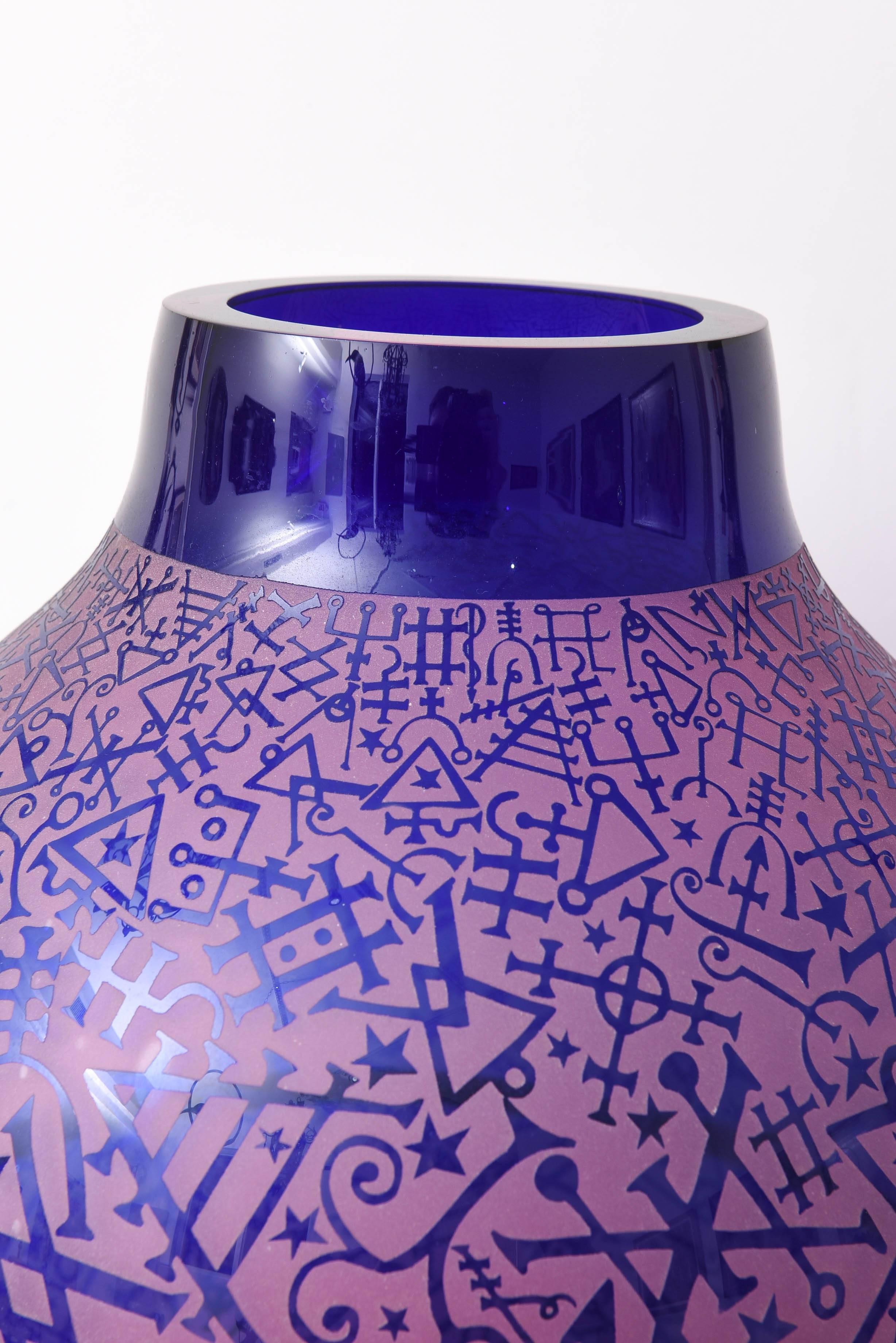 This amazing piece was created by the American artist Duncan McClellan. Here he has created a suspended Amphora vessel in acid-etched glass entitled "Symbols". His choice of gradated colors and acid etching evoke a mystery and elegance.