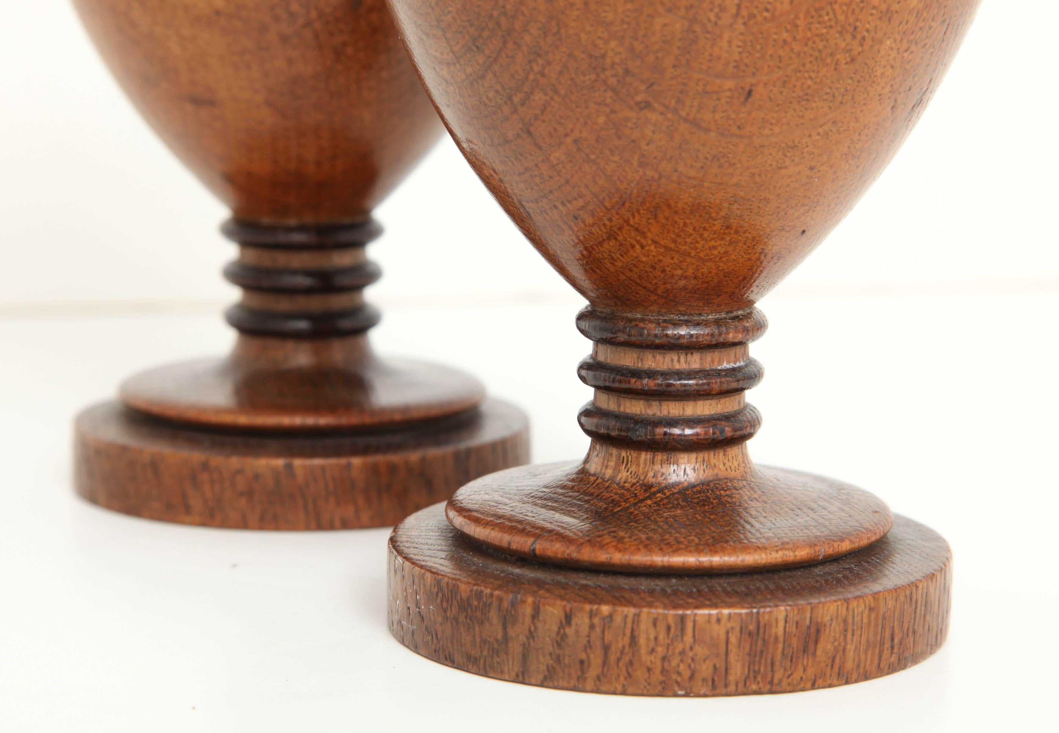 A Pair of Early 19th Century English Neoclassocal Urns In Good Condition In New York, NY