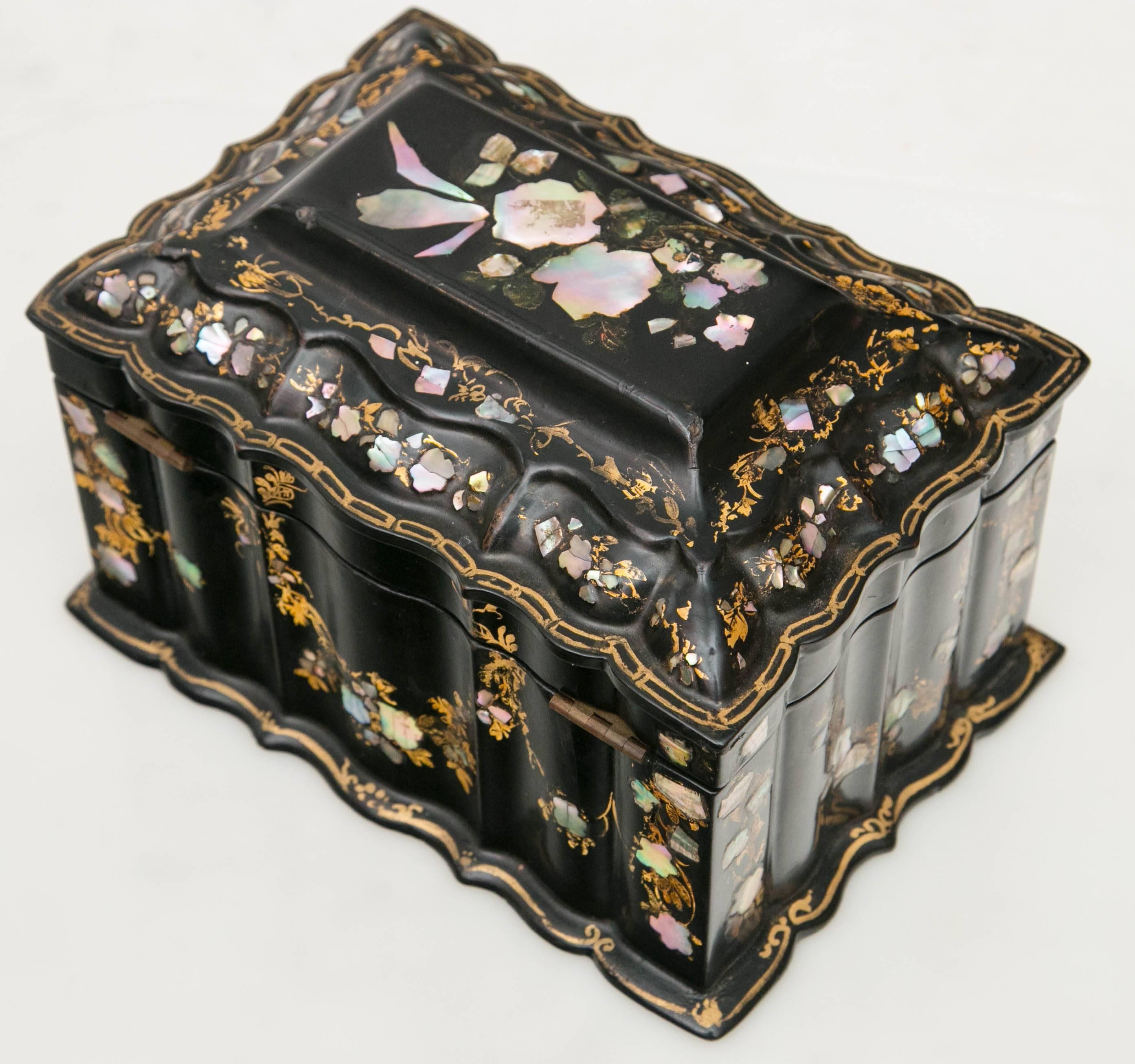 Victorian Papier-Mâché and Mother-of-pearl Tea Caddy In Excellent Condition In Mt Kisco, NY