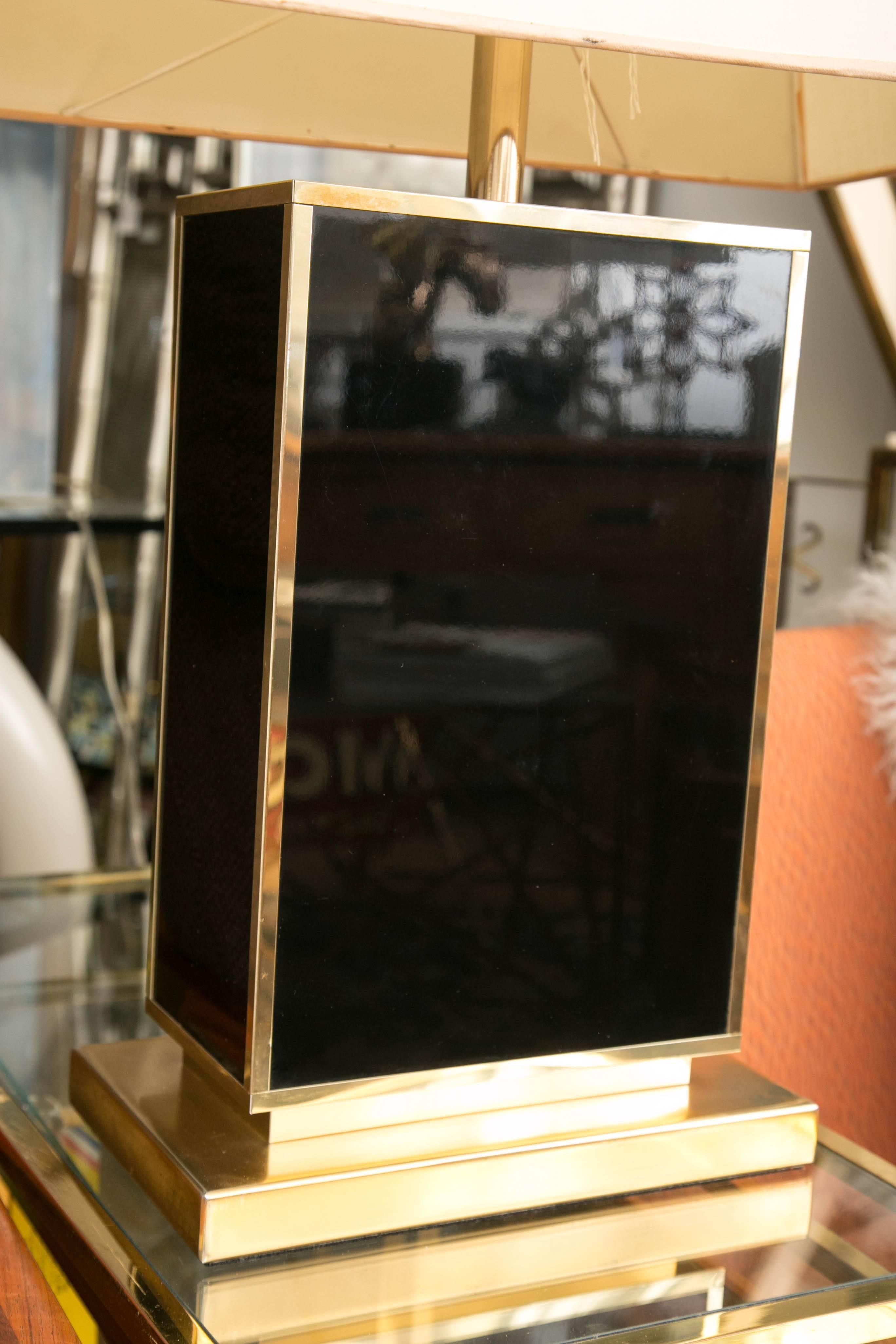 Tischlampe aus schwarzem Lack und goldfarbenem Ton in der Art von Romeo Rega (Italienisch) im Angebot