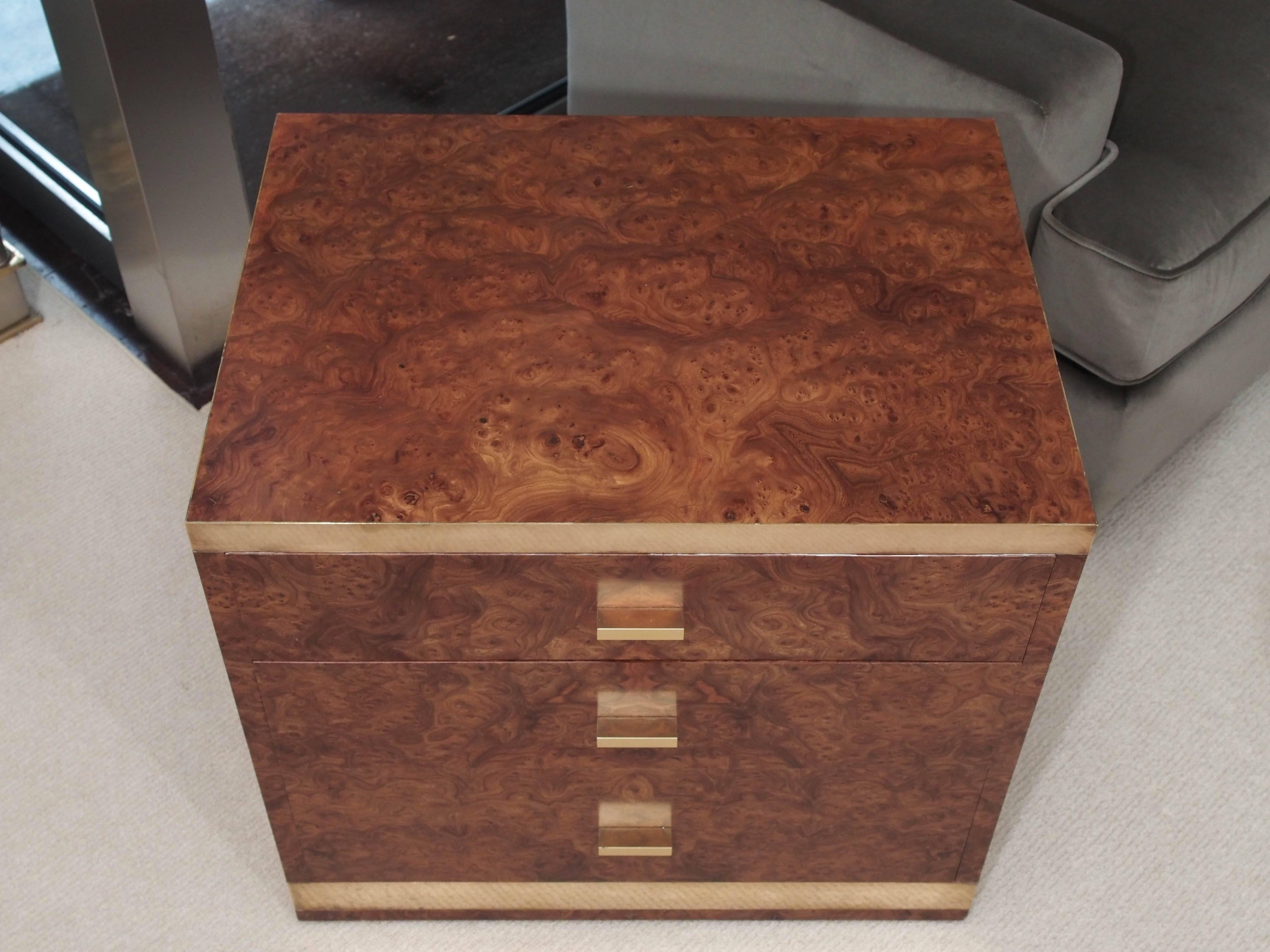 Modern Rare Pair of Burl and Brass Nightstands or Side Tables Signed Willy Rizzo For Sale
