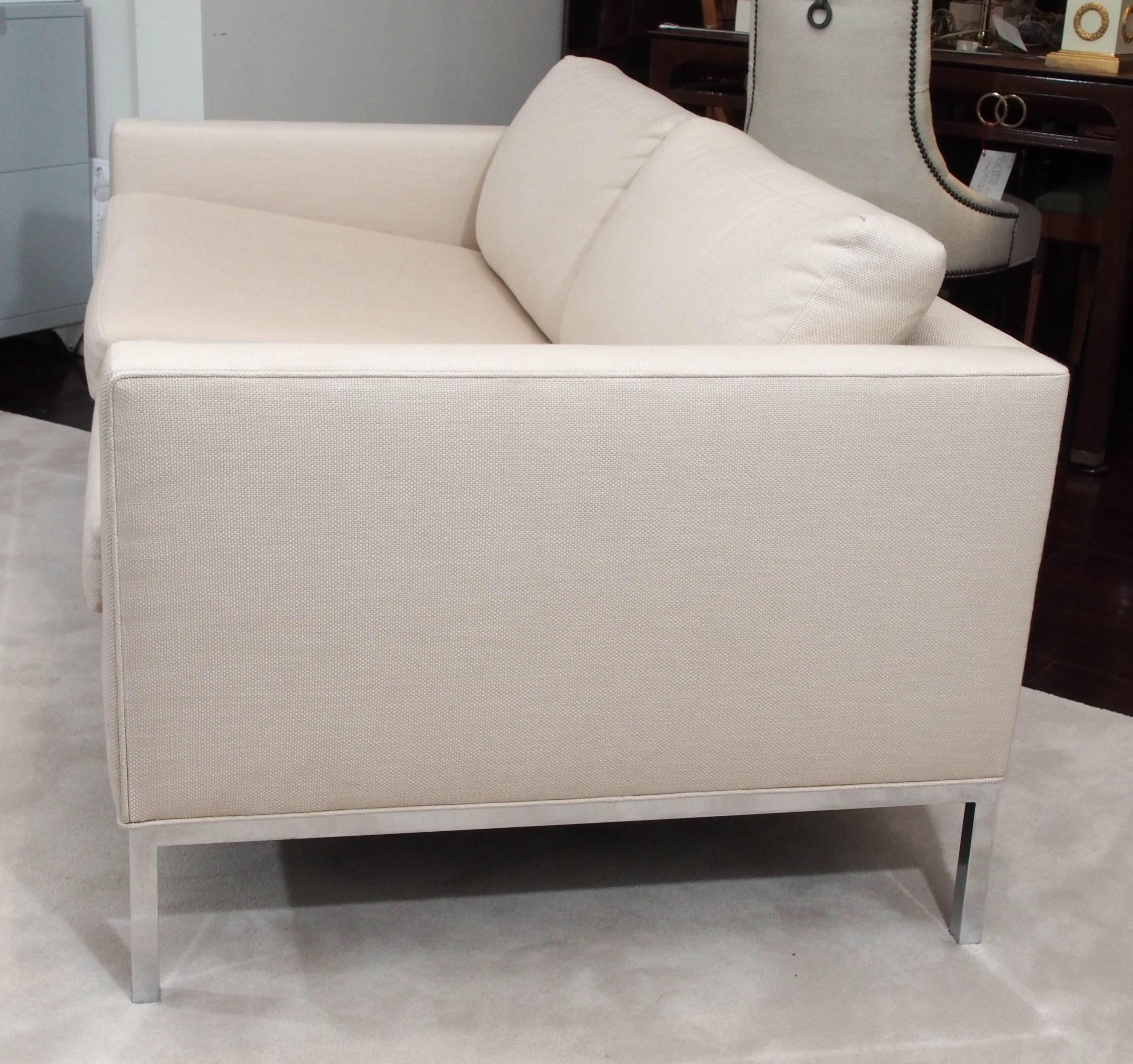 Knoll Style Two-Seat Upholstered Sofa In Excellent Condition For Sale In New Orleans, LA