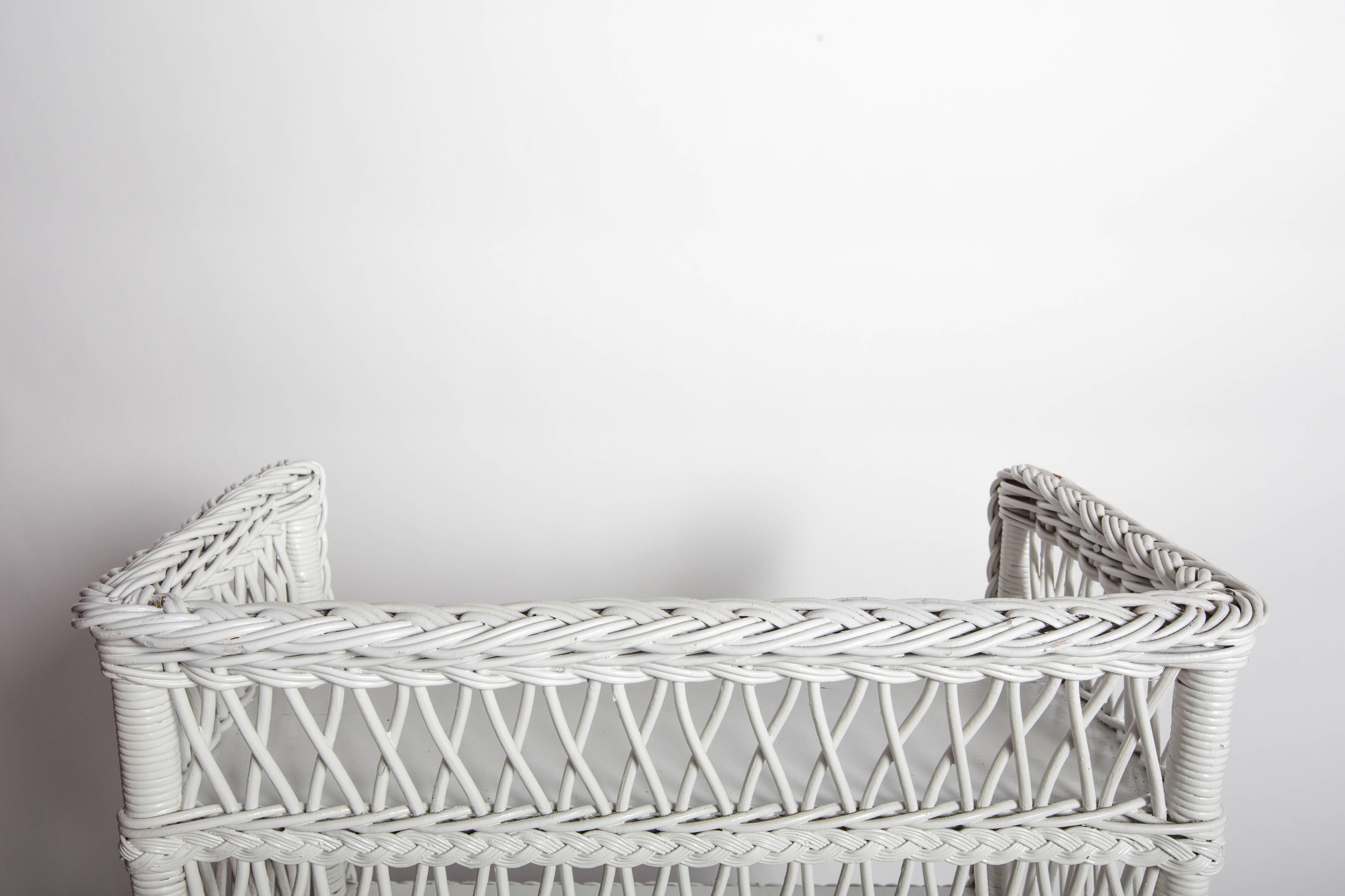 Bar Harbor Style White Wicker Shelf In Excellent Condition In New York City, NY
