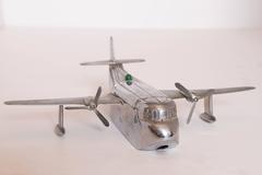Maschinenzeitalter/ Art déco-Pontoon-Seepferd, Flugzeug, Zigarettenejekter und Smokerama