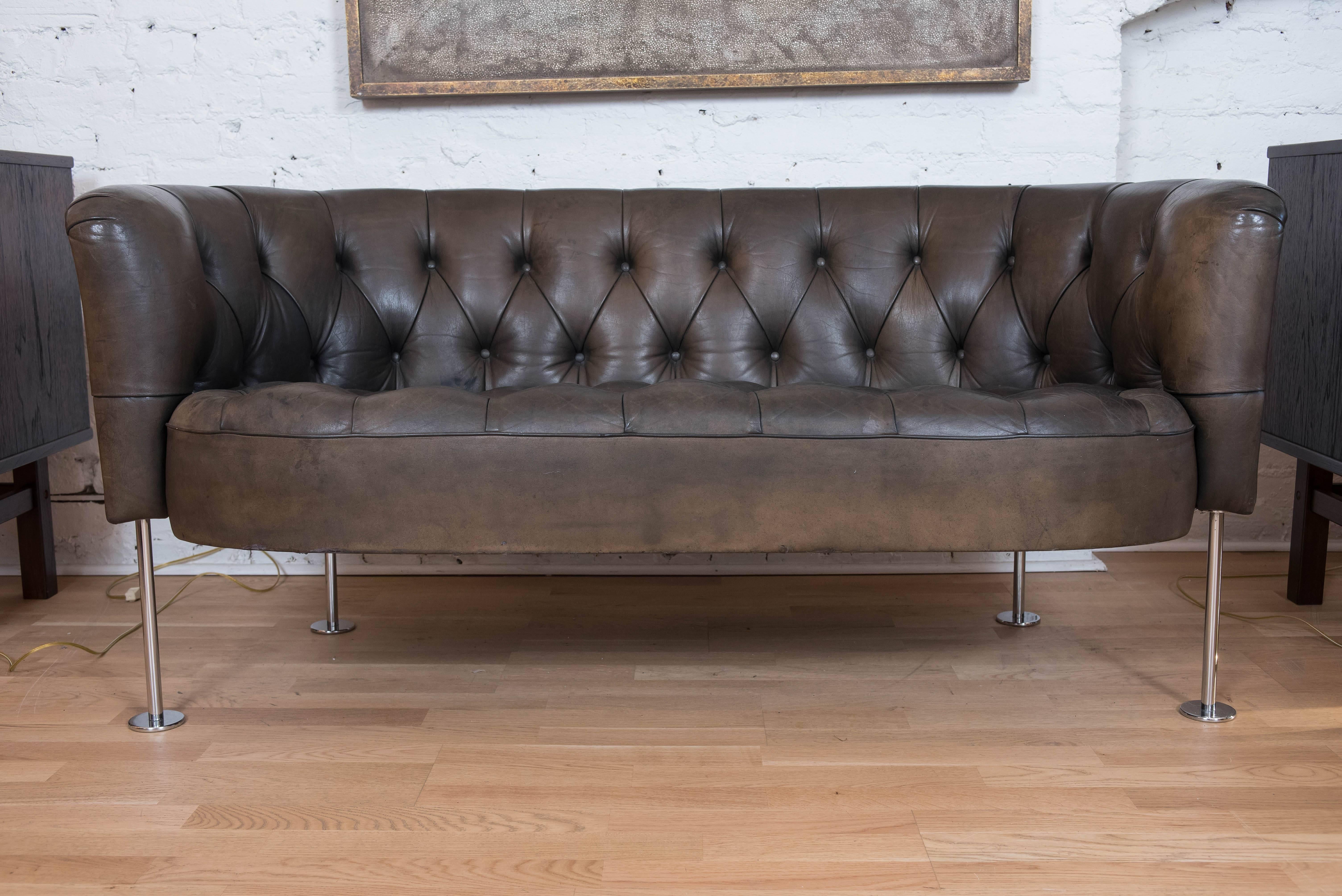 Old world meets modern in this awesome and charming settee.
The leather is soft and rich with that 