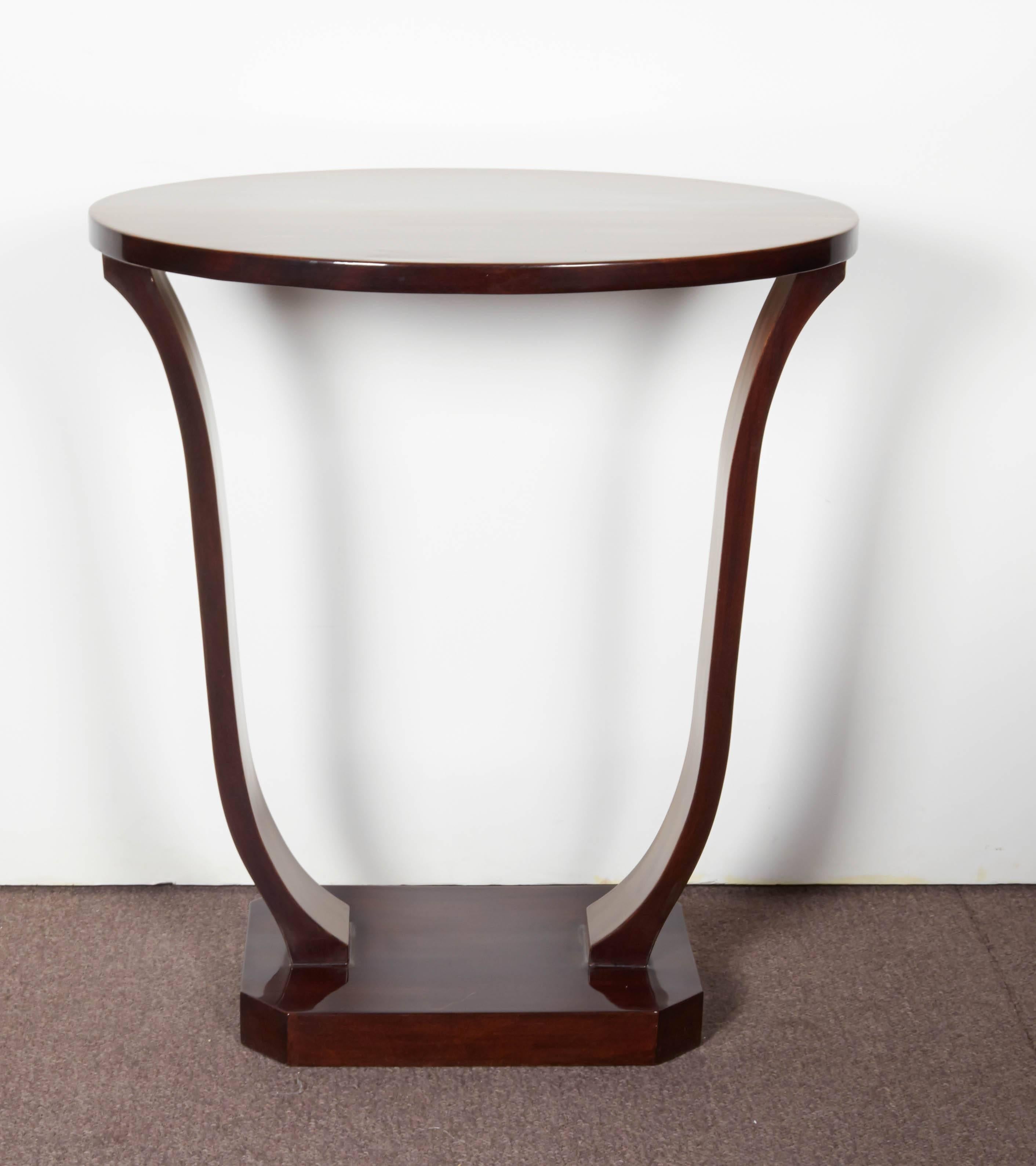 An original French Art Deco stylish oval table with curved leg base resting on rectangular plinth with truncated corners.
Can be used as a sofa table, night table, pedestal, corner table, gueridon...