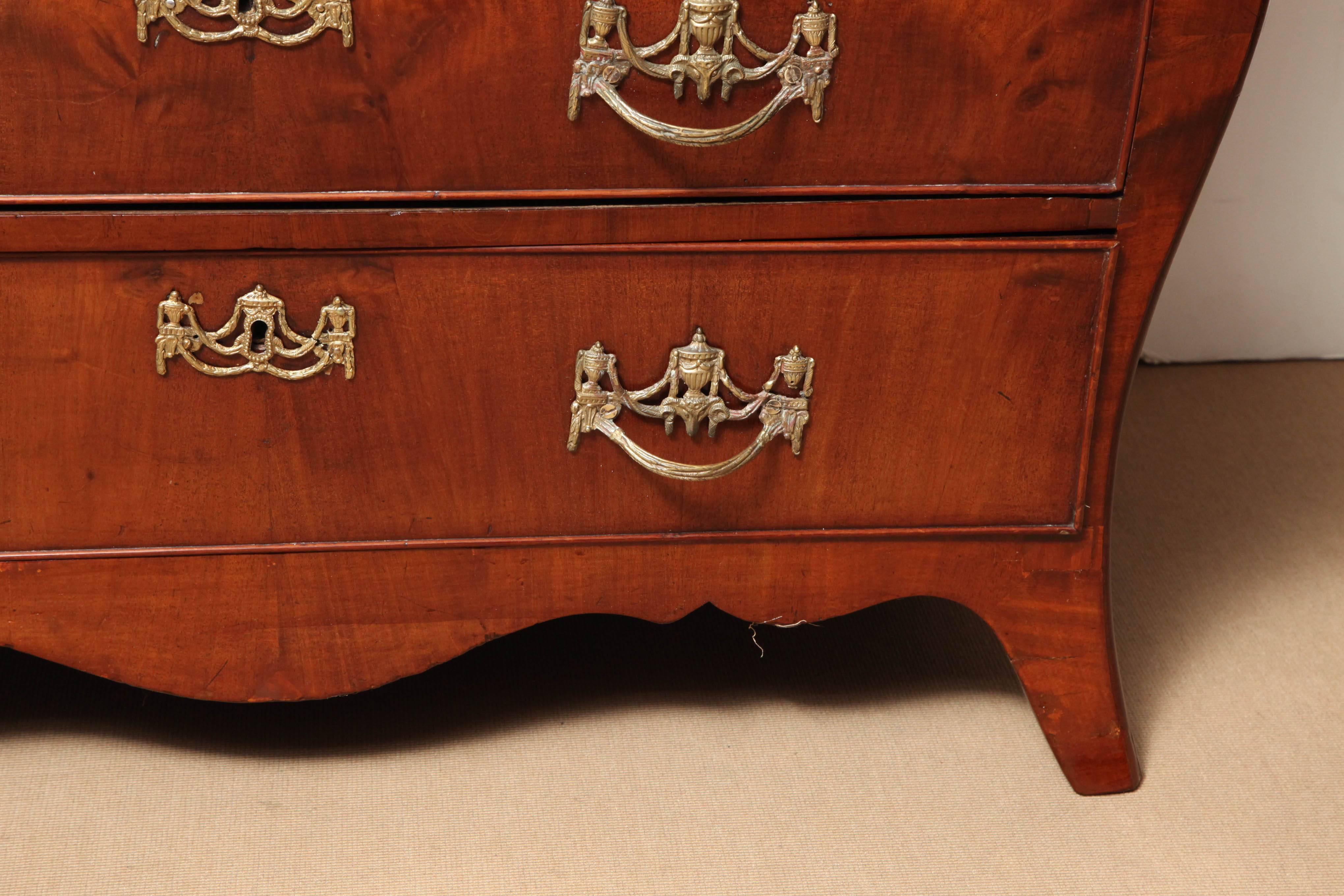 Late 18th Century, Walnut, George III Commode, Possibly Hill of Marlborough In Excellent Condition In New York, NY