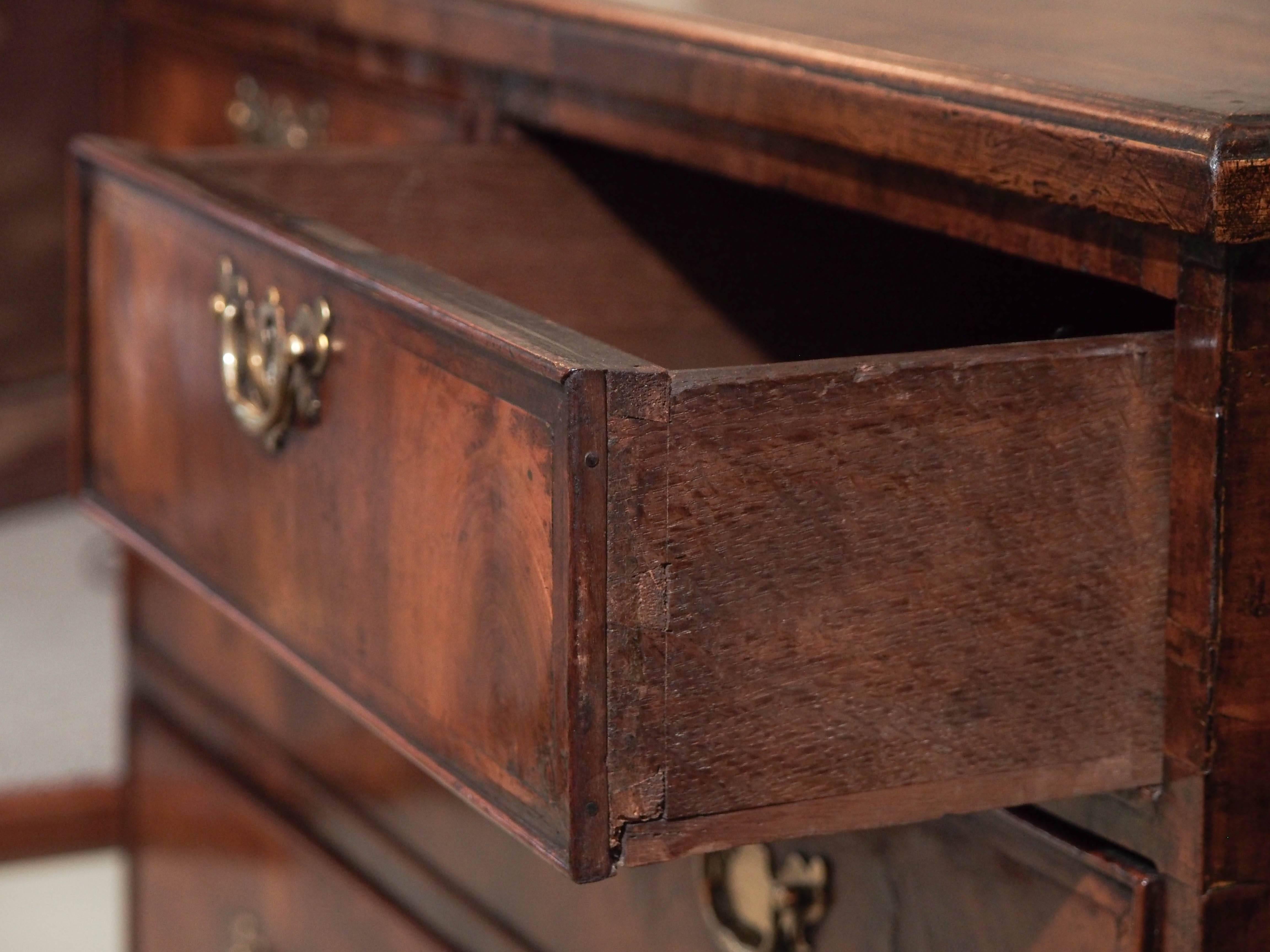 Early 18th Century Walnut Chest of Drawers 1