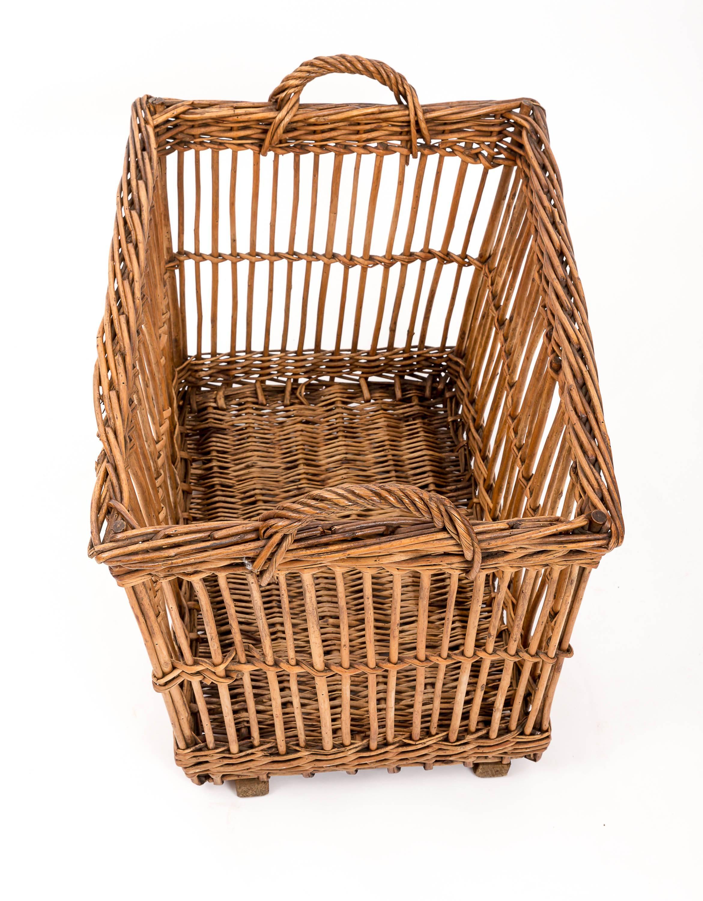 Turn-of-the-Century Wicker Vineyard Basket, Alsace, France, circa 1900 In Good Condition In East Hampton, NY