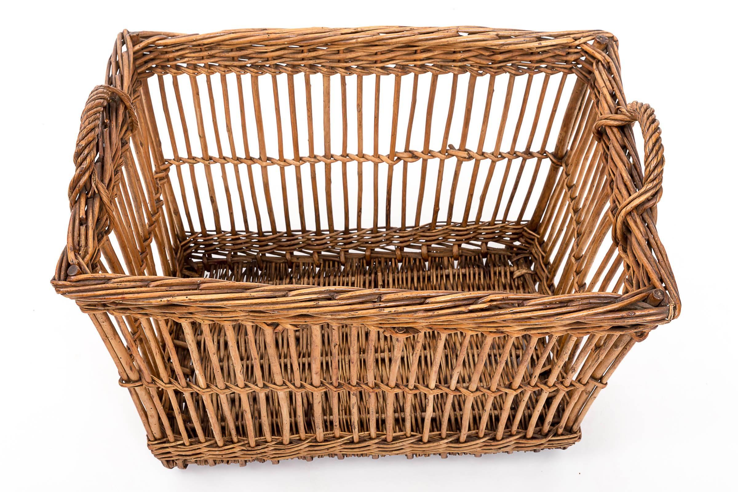 Turn-of-the-Century Wicker Vineyard Basket, Alsace, France, circa 1900 1